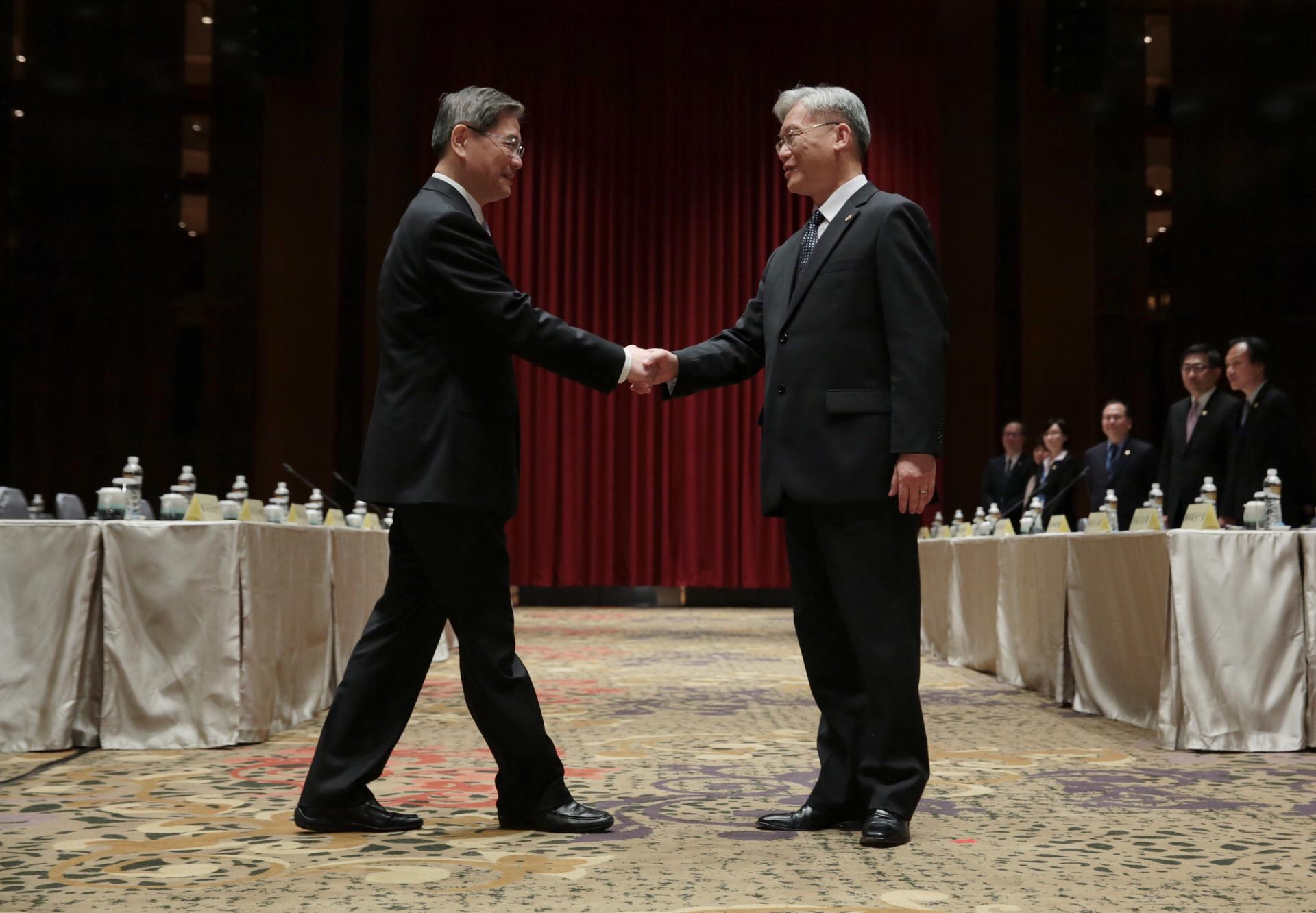 Zhang Zhijun, Beijing's top official on Taiwan, shakes hands with his Taiwanese counterpart, Andrew Hsia Li-yan, head of Taiwan's Mainland Affairs Council. Photo: CNA