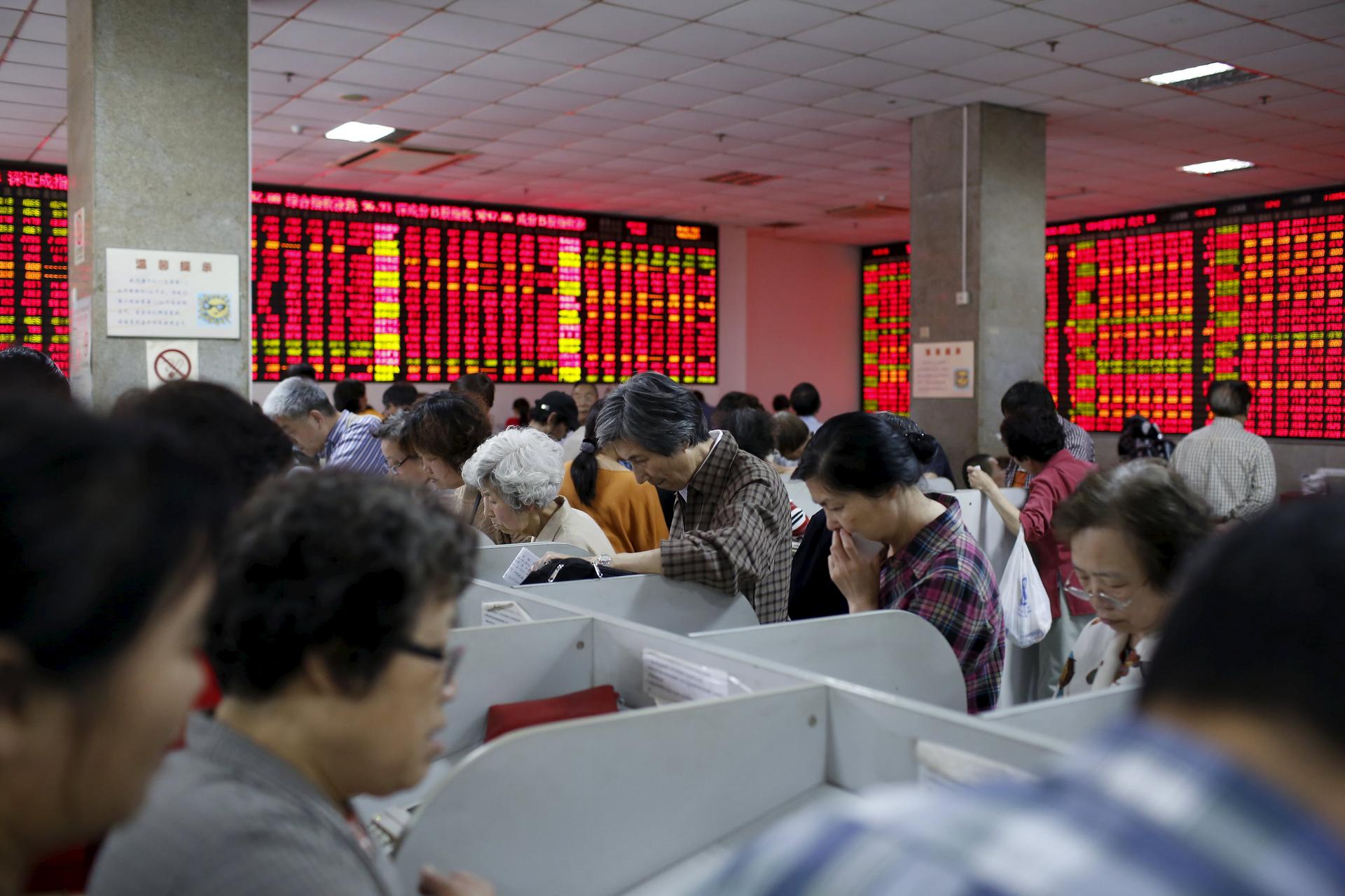 Investors stay glued to the computer screens as the Shanghai share market underwent another sell-off yesterday morning. Photo: Reuters