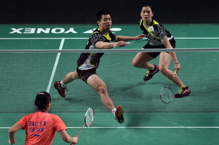 Lee Chun-hei and Chau Hoi-wah in action against China at the Australia Superseries tournament. Photos: AFP