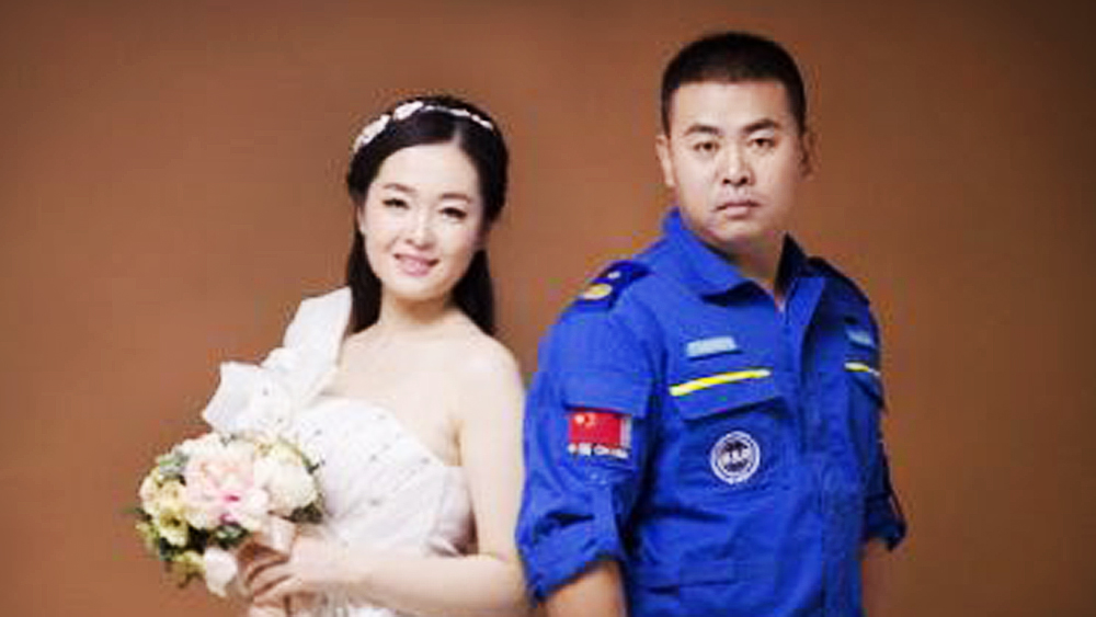 Rescue worker Wang Xiaofei, pictured with his fiancee, dropped plans for his wedding when he was summoned to Jianli. Photo: Social Media
