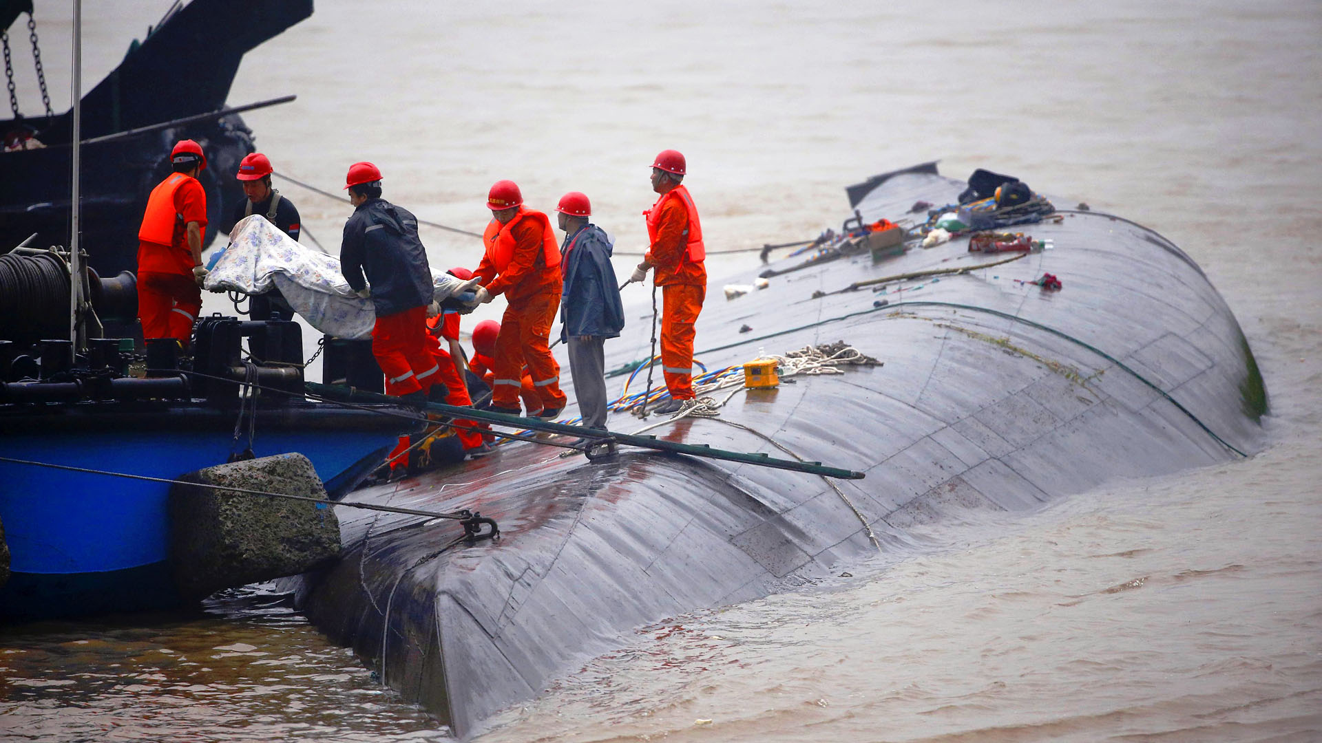 Rescue workers carry a body from a sunken ship. Photo: Reuters
