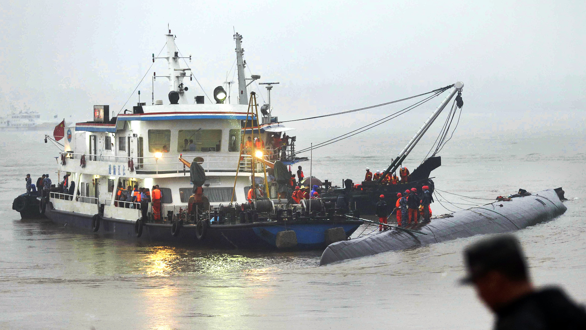 Rescuers search for those still missing after the Dongfangzhixing, or Eastern Star, capsized in China's Yangtze River. Photo: Xinhua