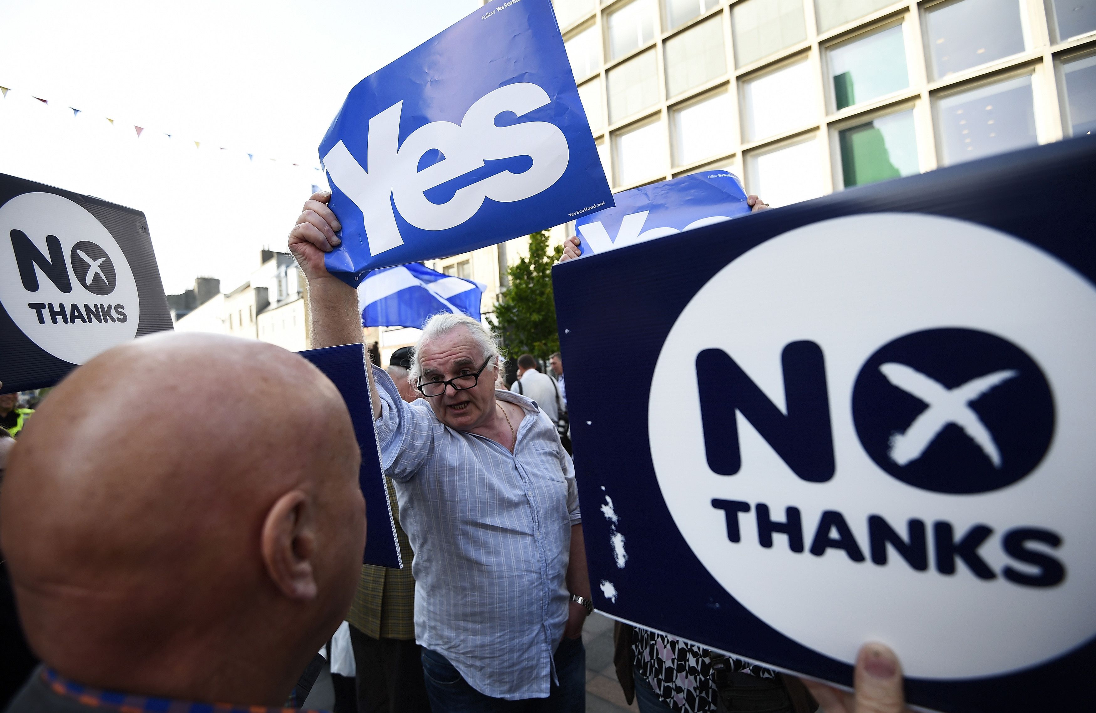Yes and No voters argue in the run-up to the referendum on Scottish independence last September. Scotland and Hong Kong aren’t closely comparable, but both have confronted issues about political rule. Photo: Reuters