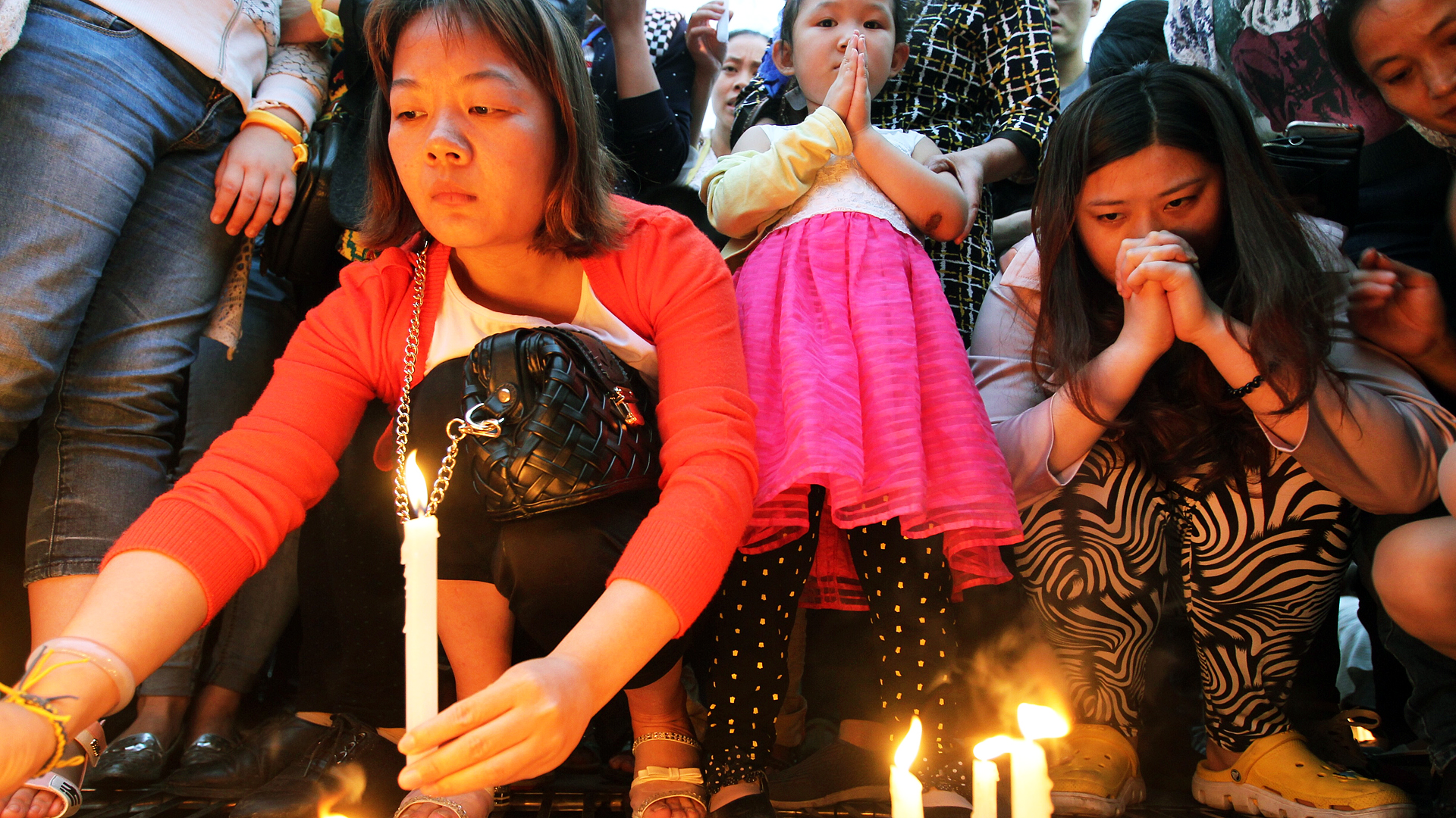 Local Jianli residents and relatives of the victims on the Dongfangzhixing hold a candle light vigil for the missing passengers on June 4 night in Jianli, Hubei. Photo: Simon Song
