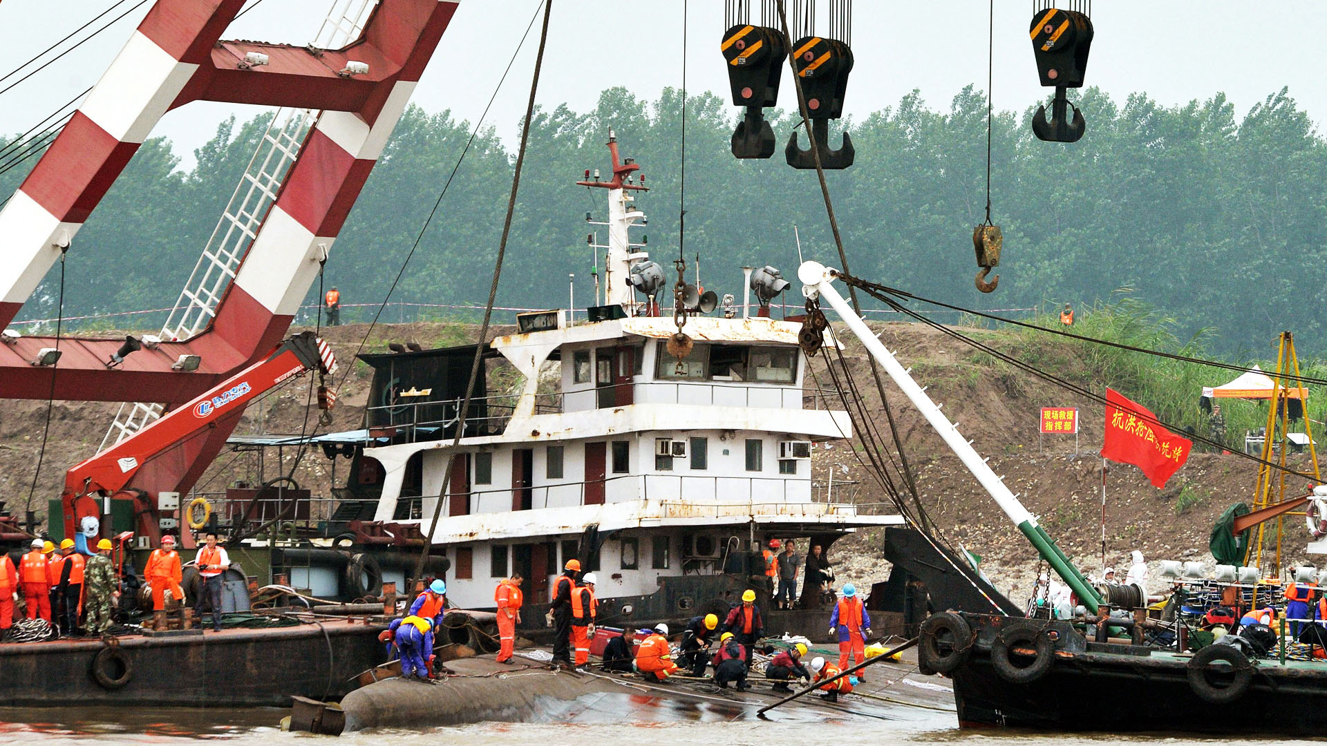 Rescuers continue search and rescue operations on a cruise ship that capsized in the Yangtze River in Jianli, Hubei. Photo: Kyodo