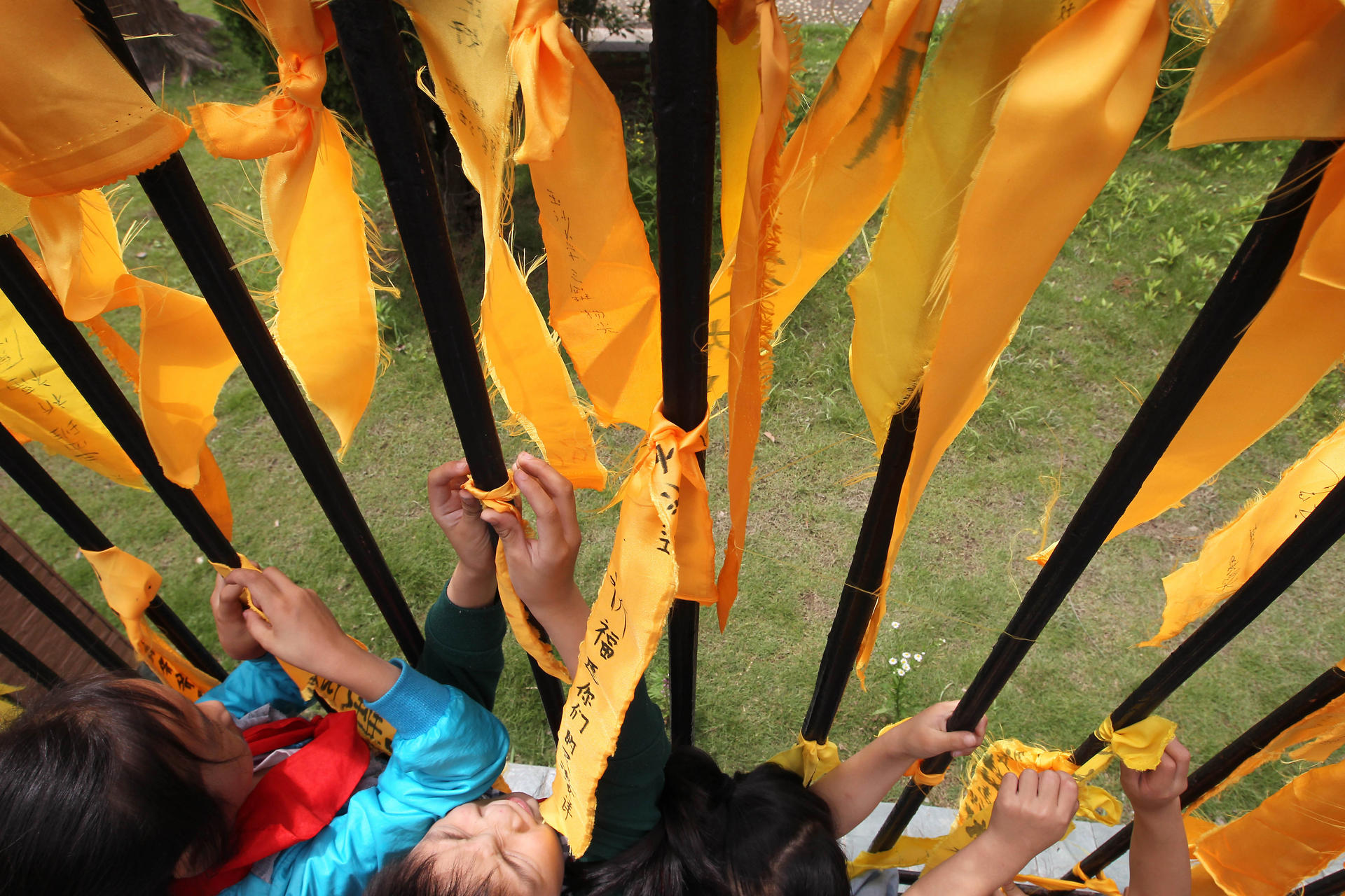 Pupils tie ribbons with messages of support for the families of victims of the Eastern Star disaster on the Yangtze River. Photo: Simon Song