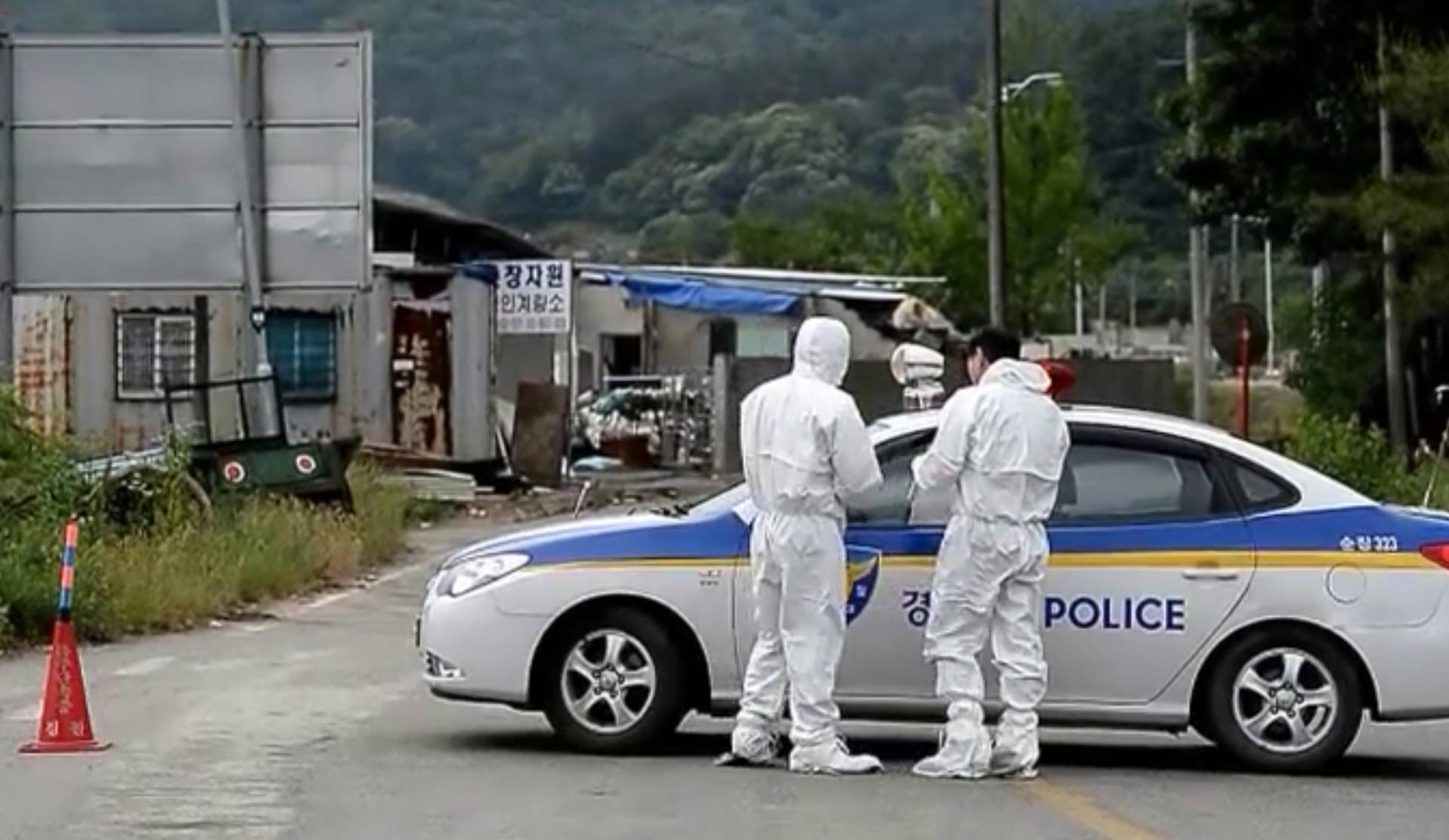 Police outside a village that was quarantined in South Korea's Mers outbreak. Photo: SMP Pictures