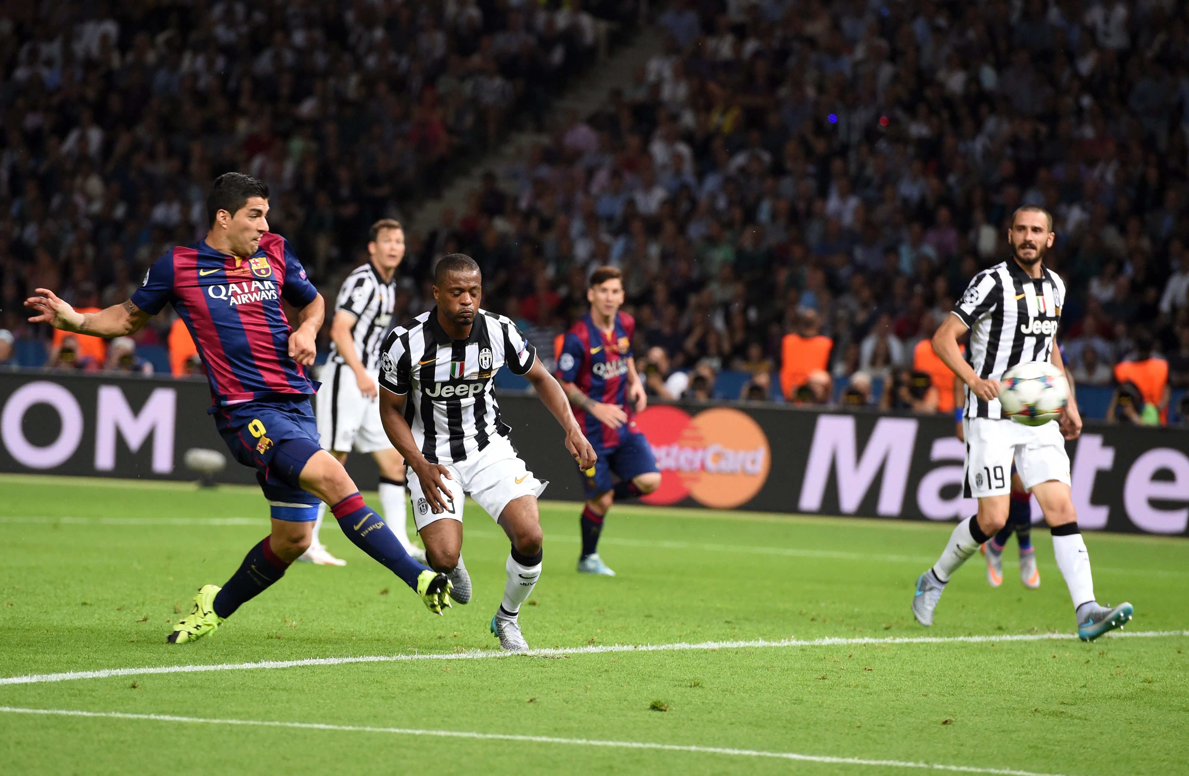 Luis Suarez scores Barcelona's second goal. Photo: EPA
