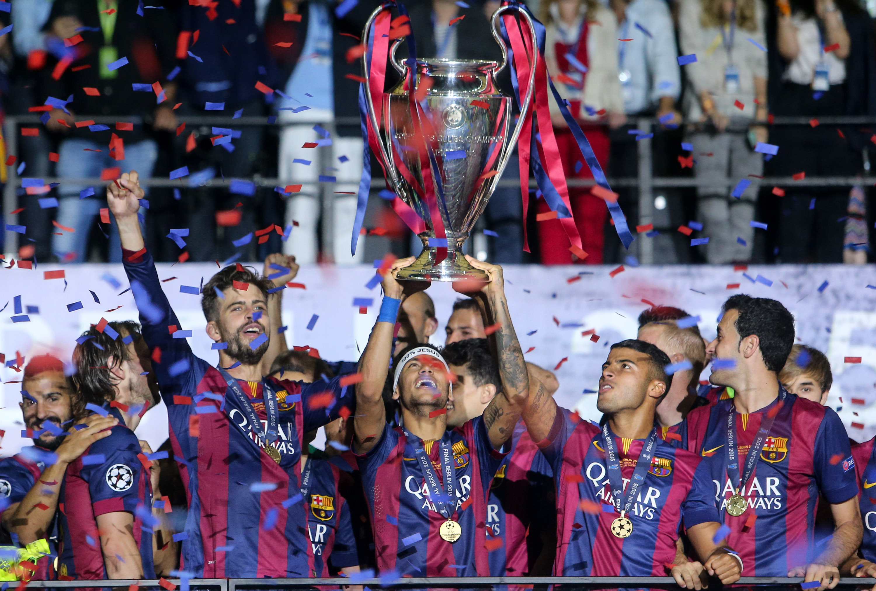 Barcelona players lift the cup. Photo: Xinhua