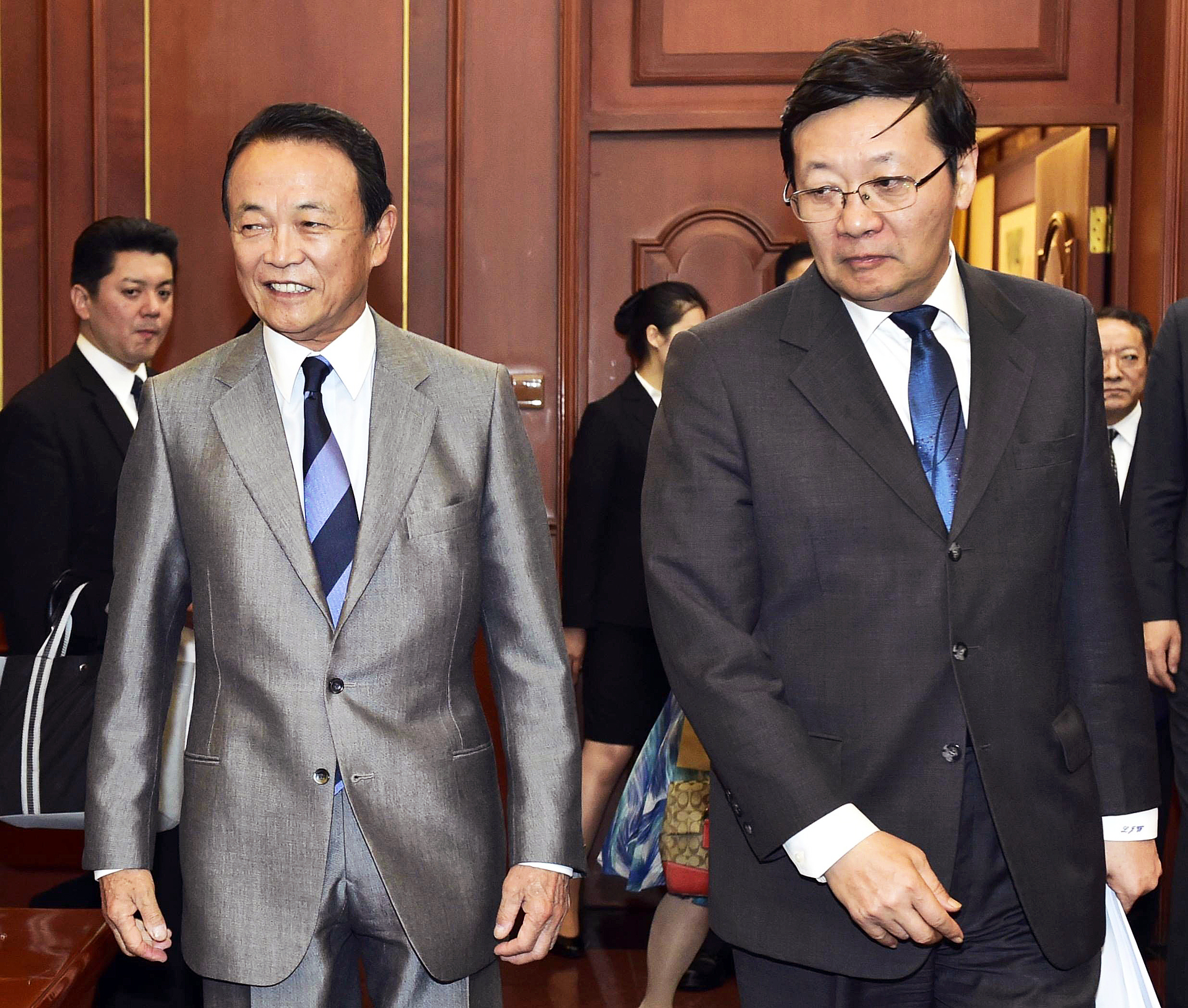Chinese finance minister Lou Jiwei (right) and his Japanese counterpart Taro Aso head for their meeting at the Diaoyutai State Guesthouse in Beijing. Photo: Kyodo 
