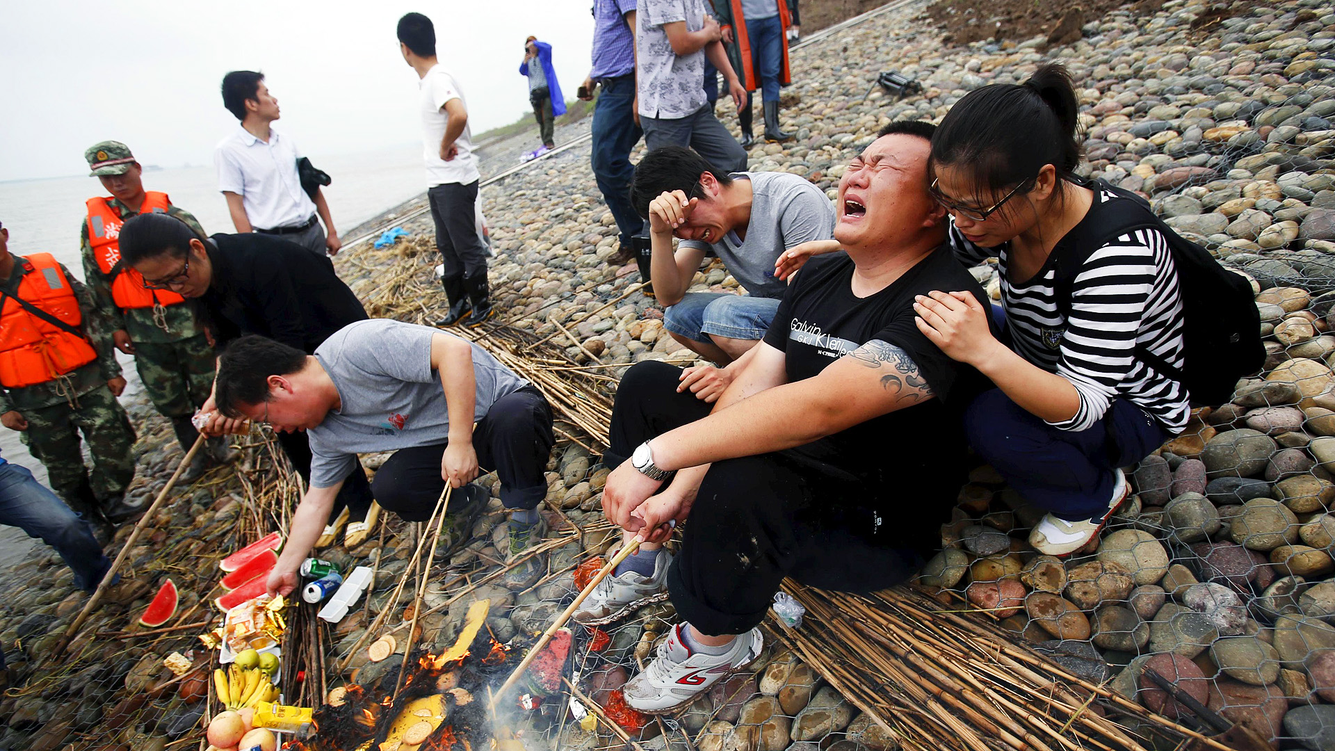 Relatives of the dead mourn during a ceremony marking the seven days since the Eastern Star went down in the Jianli section of the Yangtze River in Hubei. Photo: Reuters 