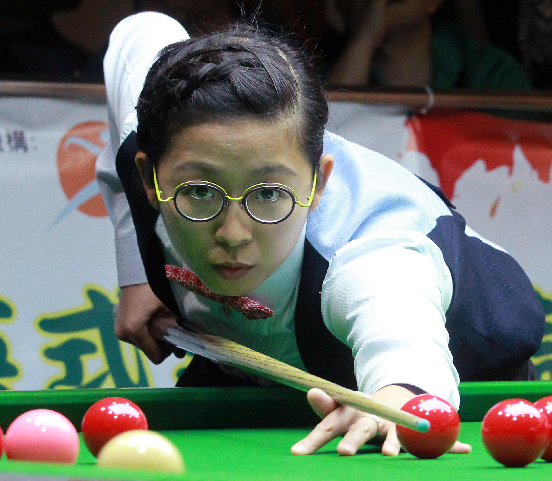 Hong Kong snooker star Ng On-yee is a picture of concentration against world champion Stuart Bingham last night. Photos: May Tse