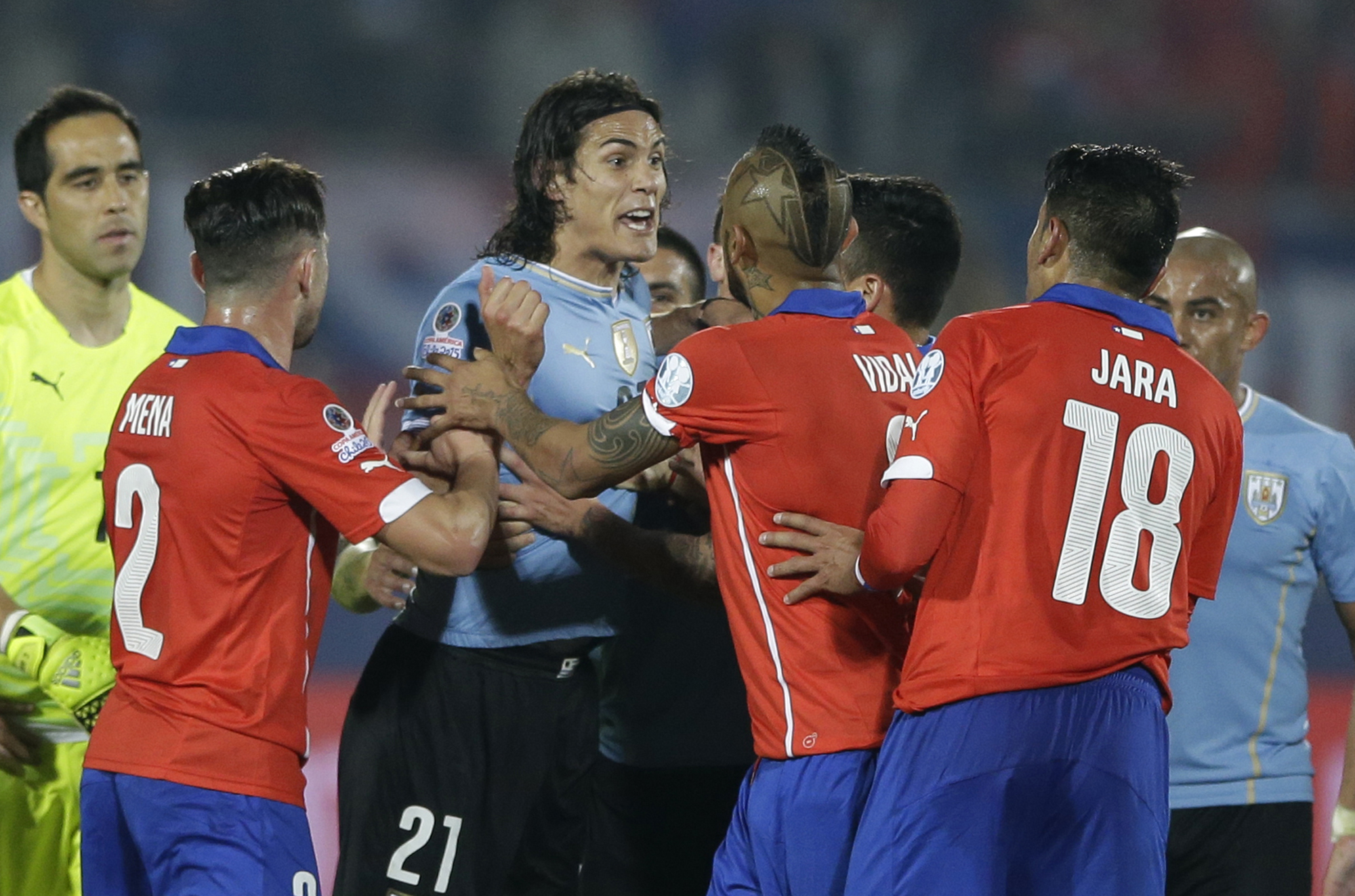 Edinson Cavani argues with Chile's Gonzalo Jara, 2nd right. Photo: AP