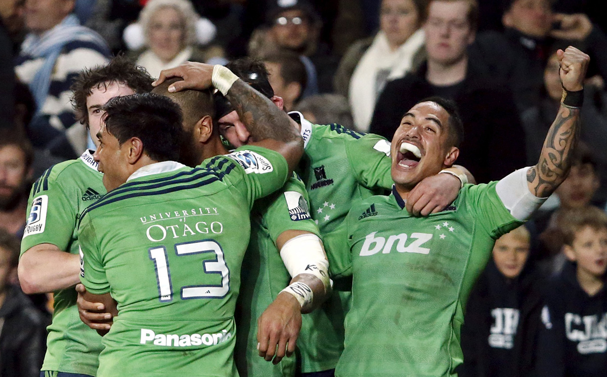 Aaron Smith (right) celebrates with his Highlanders team-mates after Patrick Osborne scored a late try to cap their 35-17 Super Rugby semi-final victory against the NSW Waratahs on Saturday. Photo: Reuters