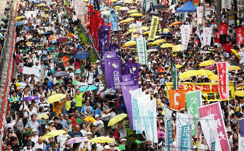 Crowds build along the route. Photo: Felix Wong