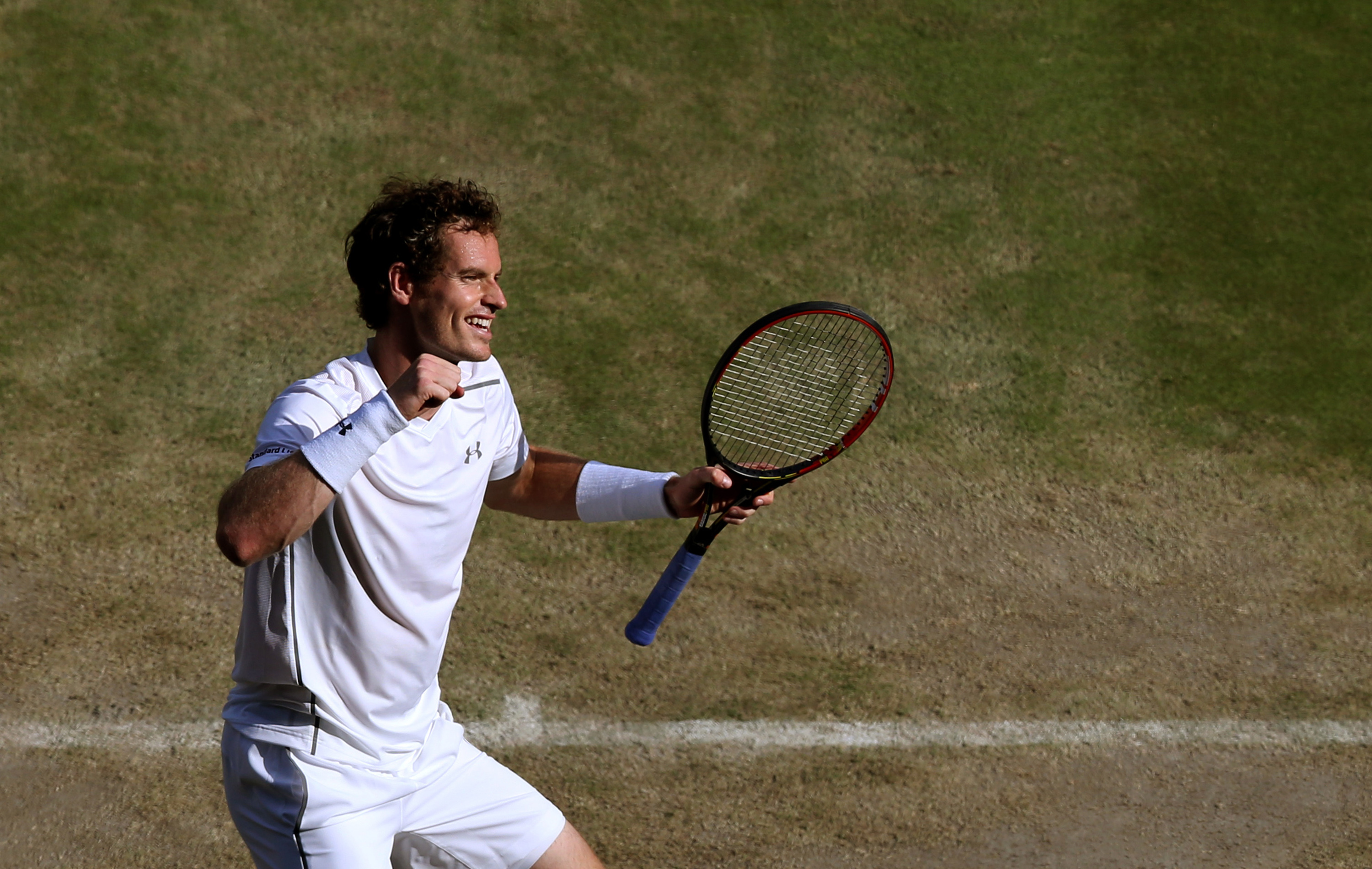 Andy Murray celebrates his win over Ivo Karlovic. Photo: Xinhua