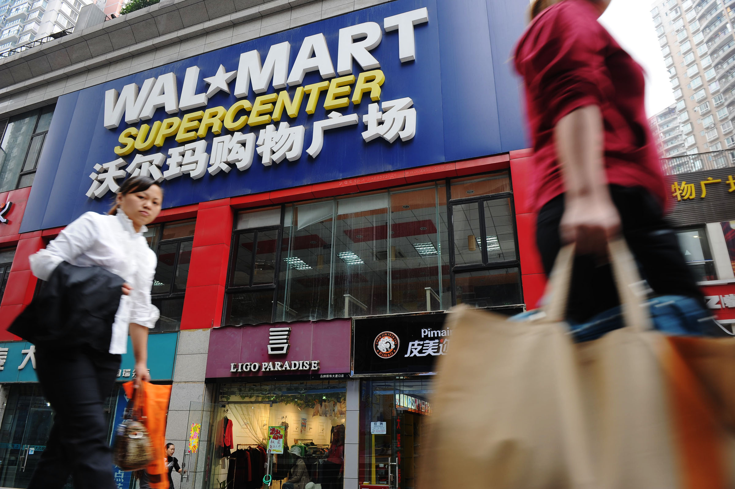 The chief executive and chairman of Walmart's Chinese e-commerce subsidiary Yihaodian have quit the company, it announced this week. Photo: Xinhua