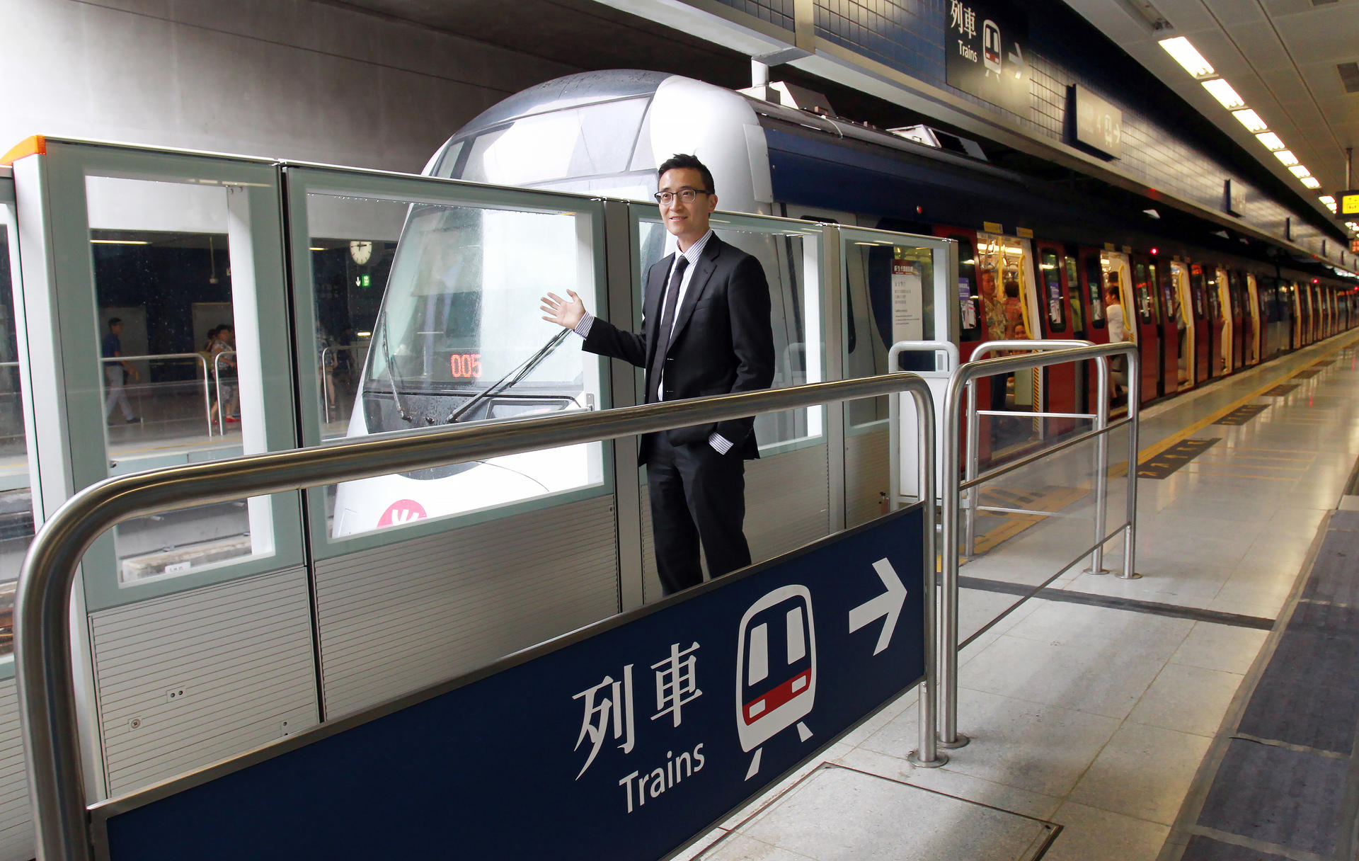 MTR operations manager Allen Ding shows some of the new platform gates at Tai Wai station, which is the start of the Ma On Shan line. Photo: May Tse