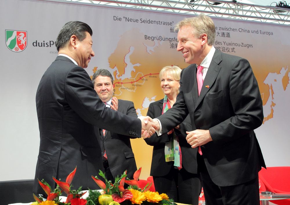 President Xi Jinping visited the Port of Duisburg in Germany last year and was greeted by duisport CEO Erich Staake.