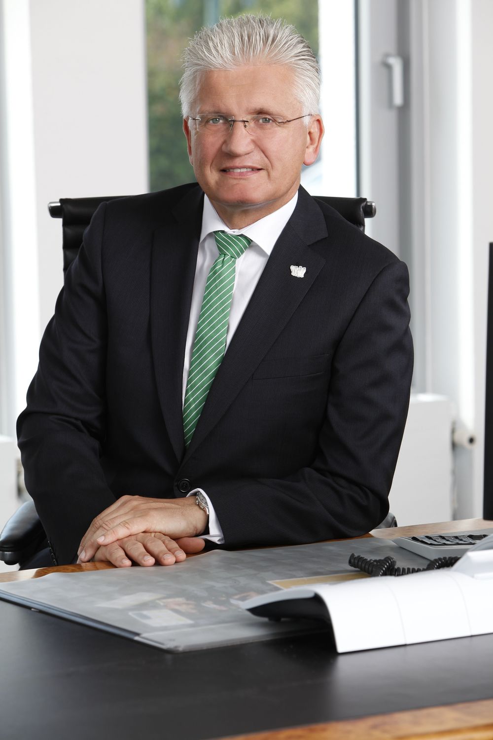 Dr Hans Jurgen Kracht, CEO