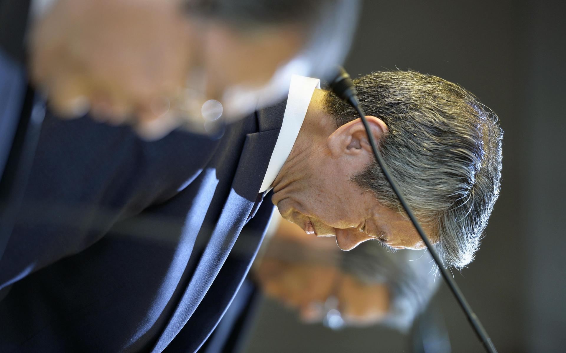 Toshiba president Hisao Tanaka bows in apology at a press conference after resigning. Photo: Kyodo