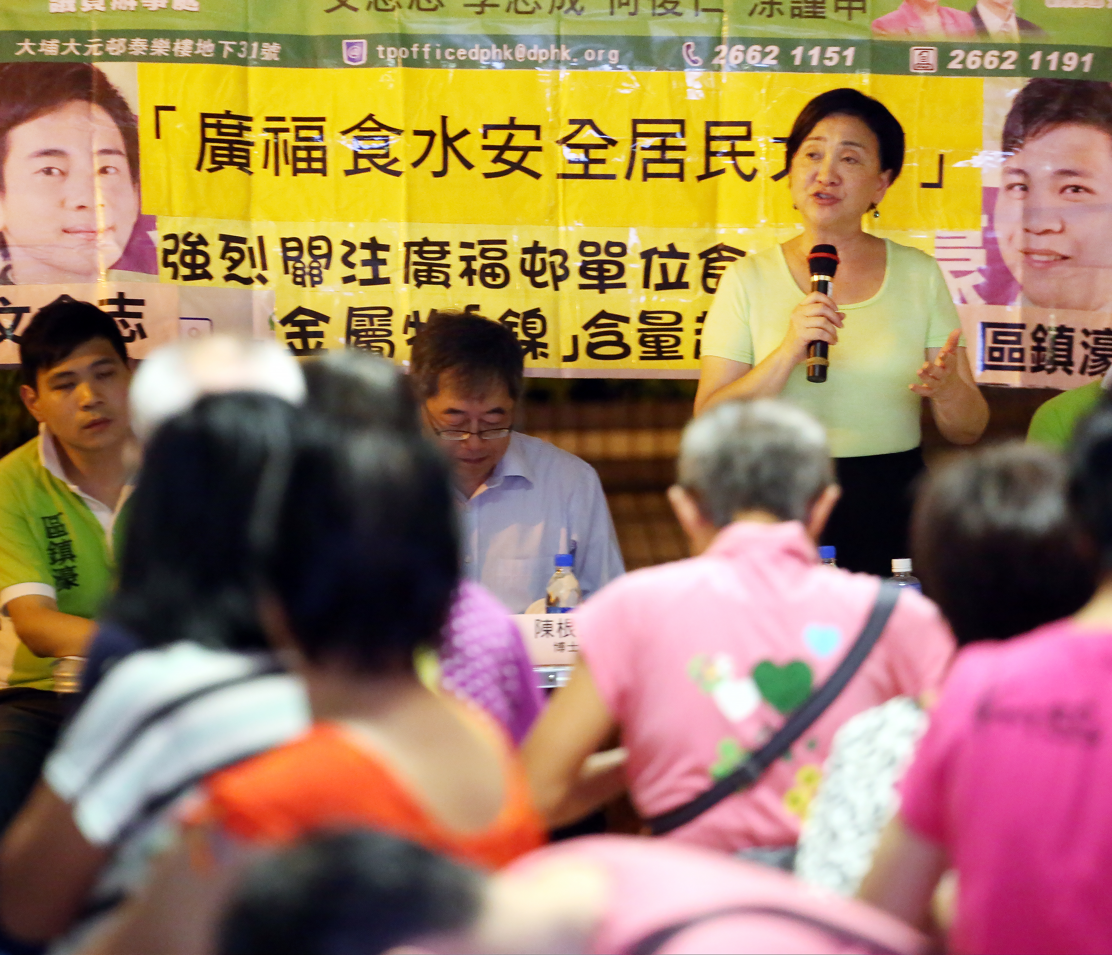 Democratic Party lawmaker Emily Lau Wai-hing talks to residents of Kwong Fuk Estate, Tai Po, amid lead-in-water fears. Photo: Felix Wong