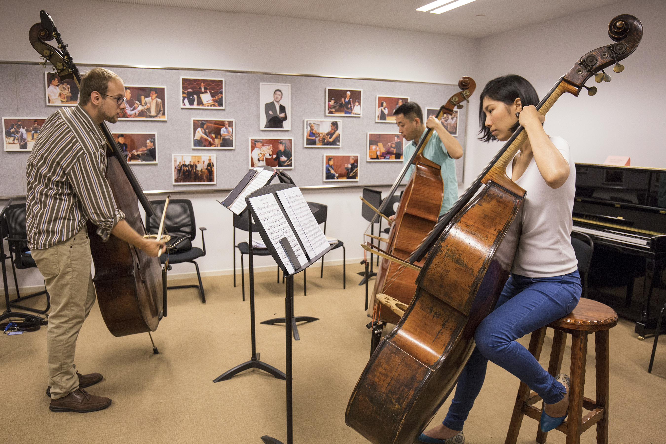 Max Zeugner, acting associate principal bass with the New York Philharmonic, gives a lesson in Shanghai.  Photo: Chris Lee 