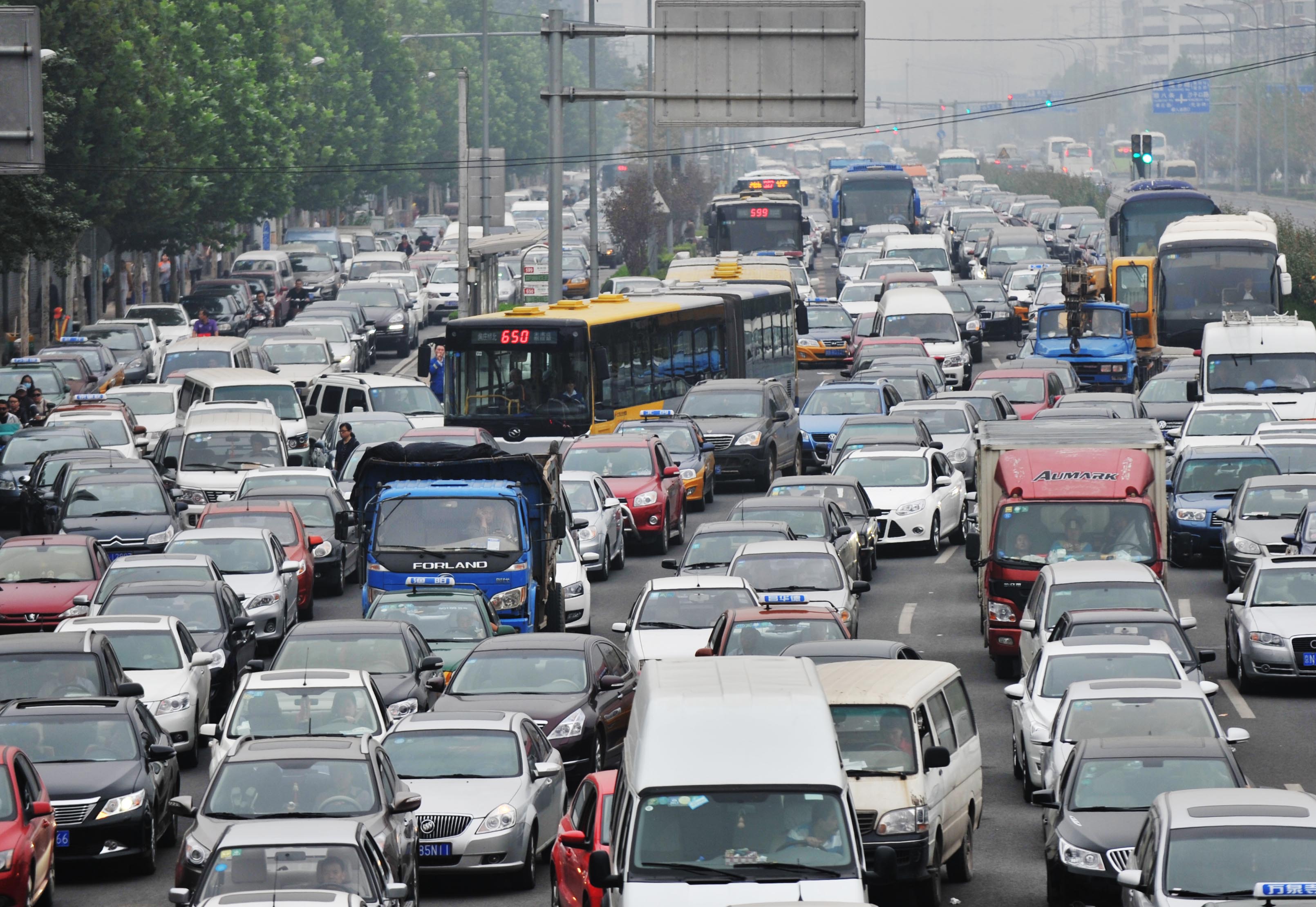 A main road of Beijing is crammed with cars in Beijing, capital of China, on Sept. 22, 2014, the World Car Free Day. Photo: Xinhua