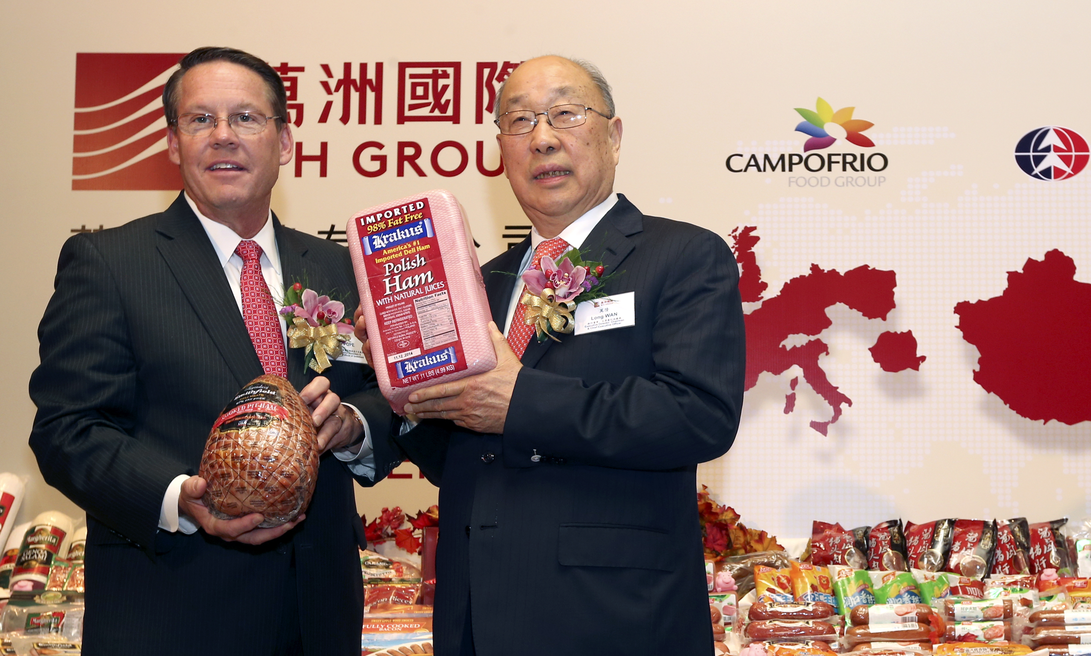 Larry Pope, president and chief executive officer of Smithfield Foods, poses with Wan Long, chairman and chief executive officer of pork conglomerate WH Group in Hong Kong. Photo: David Wong