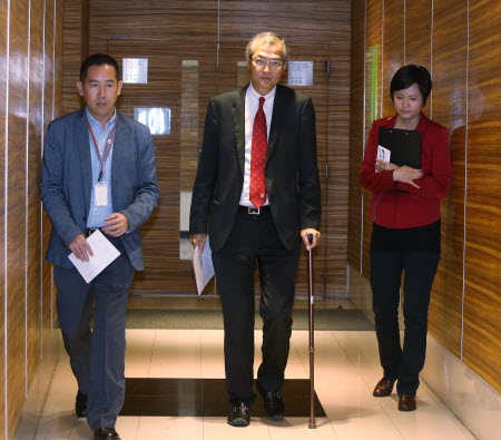 HKU council member Professor Lo Chung-mau hobbles on a walking stick on August 1, days after he was injured during the July 28 fracas. Photo: Dickson Lee
