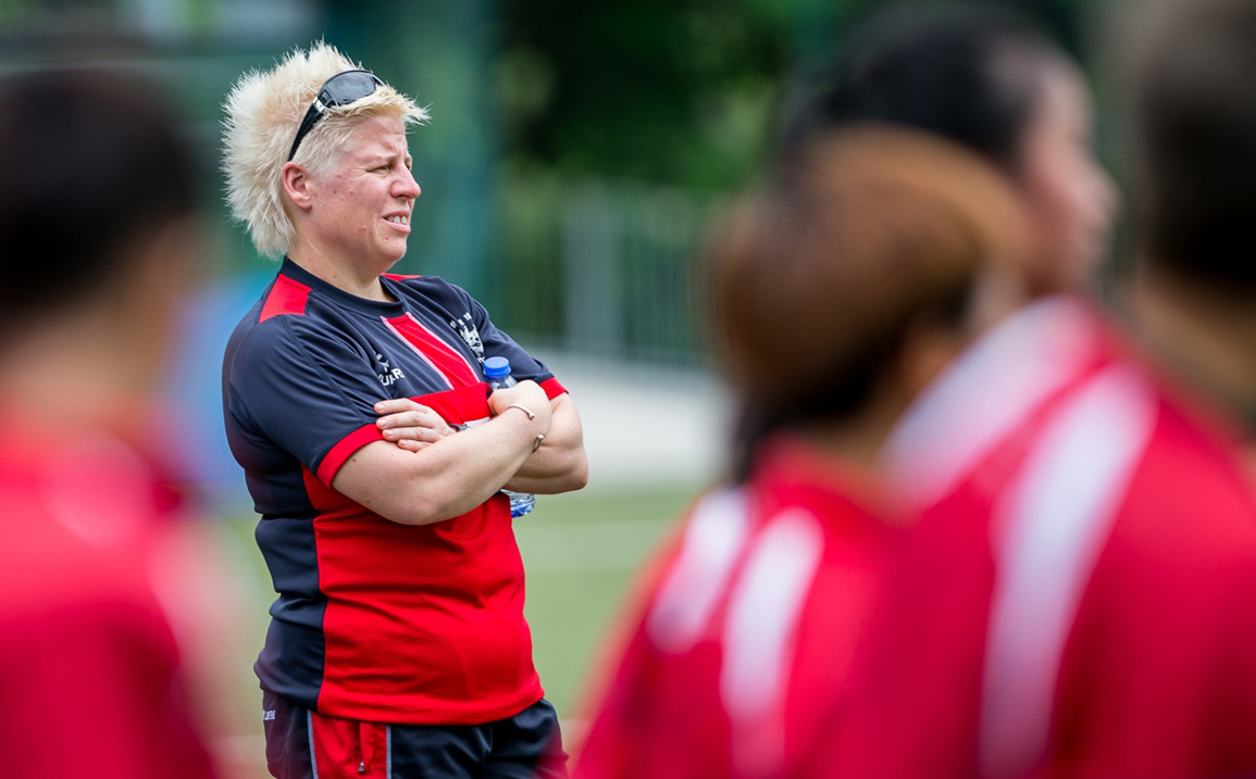 Hong Kong’s new women’s rugby performance manager Jo Hull keeps a watchful eye on player development during a training session. Photos: HKRU 