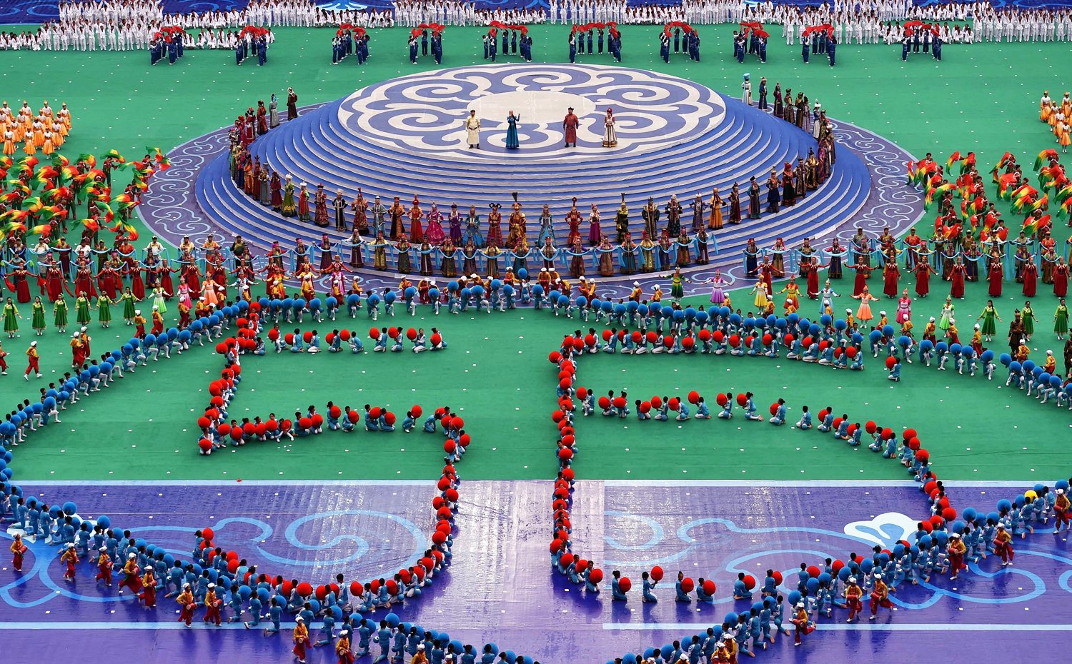 Actors dance during the warm-up performance before the opening ceremony. Photo: Xinhua