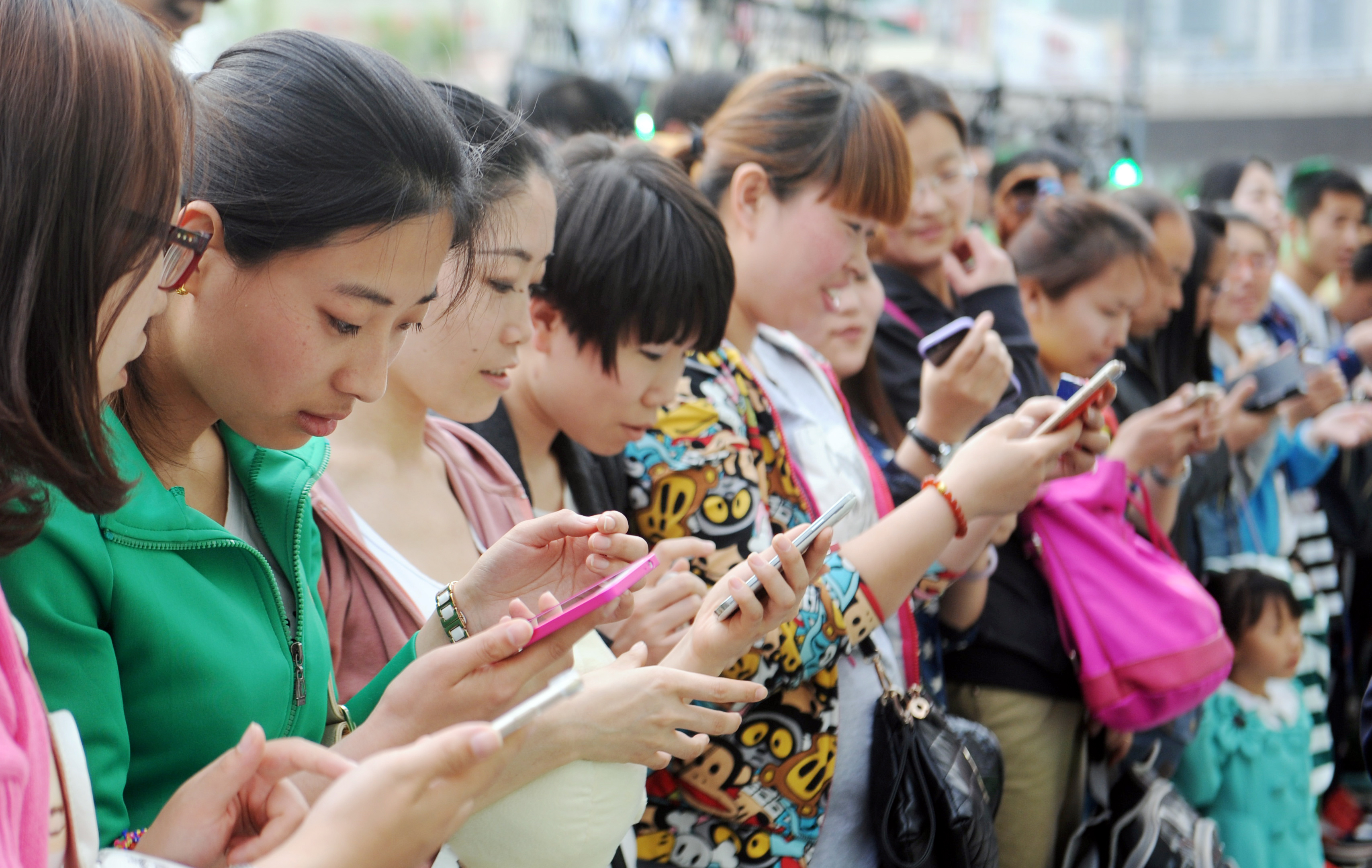 China's online-to-offline mobile app market is exploding. Photo: Imaginechina