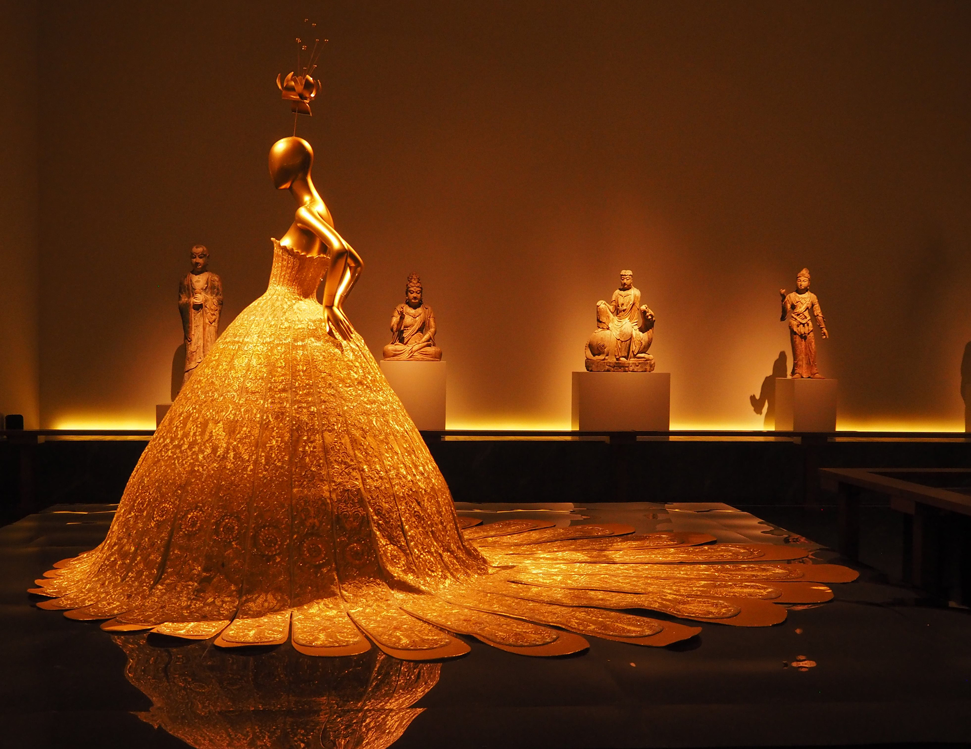 gold dress art trend #metallic #fashion #editorial #model #gown Gustav Klimt (1862 Harris Reed Celebrates the Art