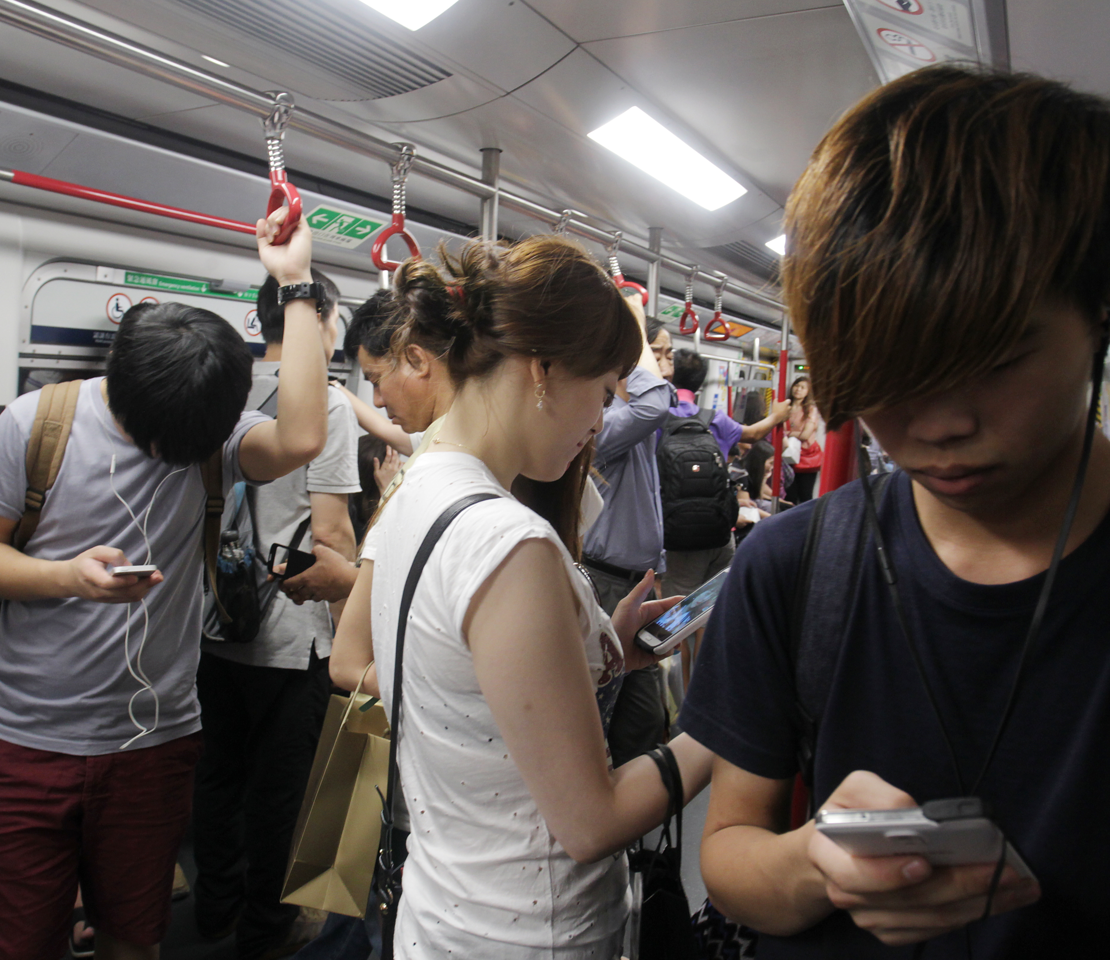 Hongkongers immersed in their smartphones on the MTR. Photo: Dickson Lee 
