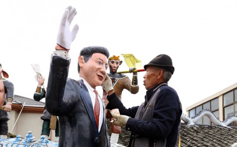 Chinese villager Zheng Hongkang, a keen amateur painter, adds a dash of colour to his life-sized clay model of President Xi Jinping - one of many items that appeared in SCMP's Around the Nation. Photo: Dfic.cn