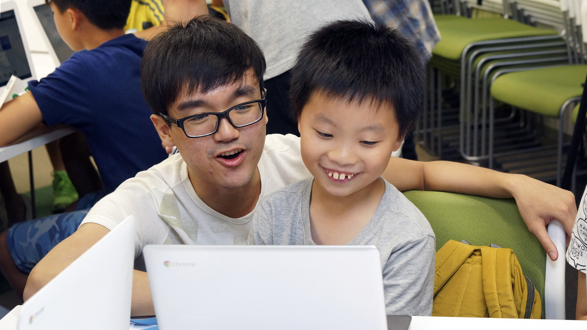 A volunteer working with a Kidsunity participant. 