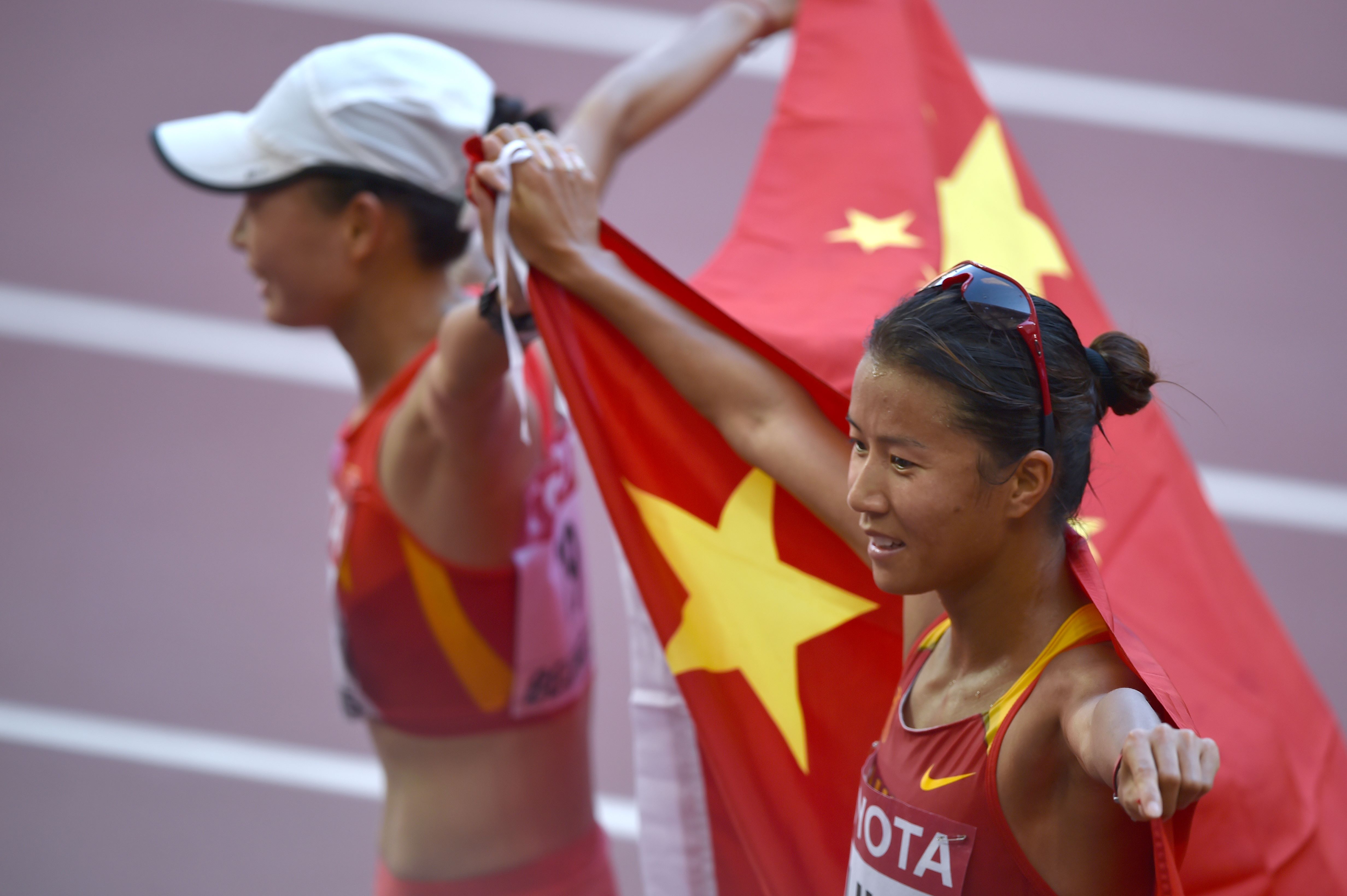 Liu Hong (R) and Lu Xiuzhi celebrate. Photo: AFP