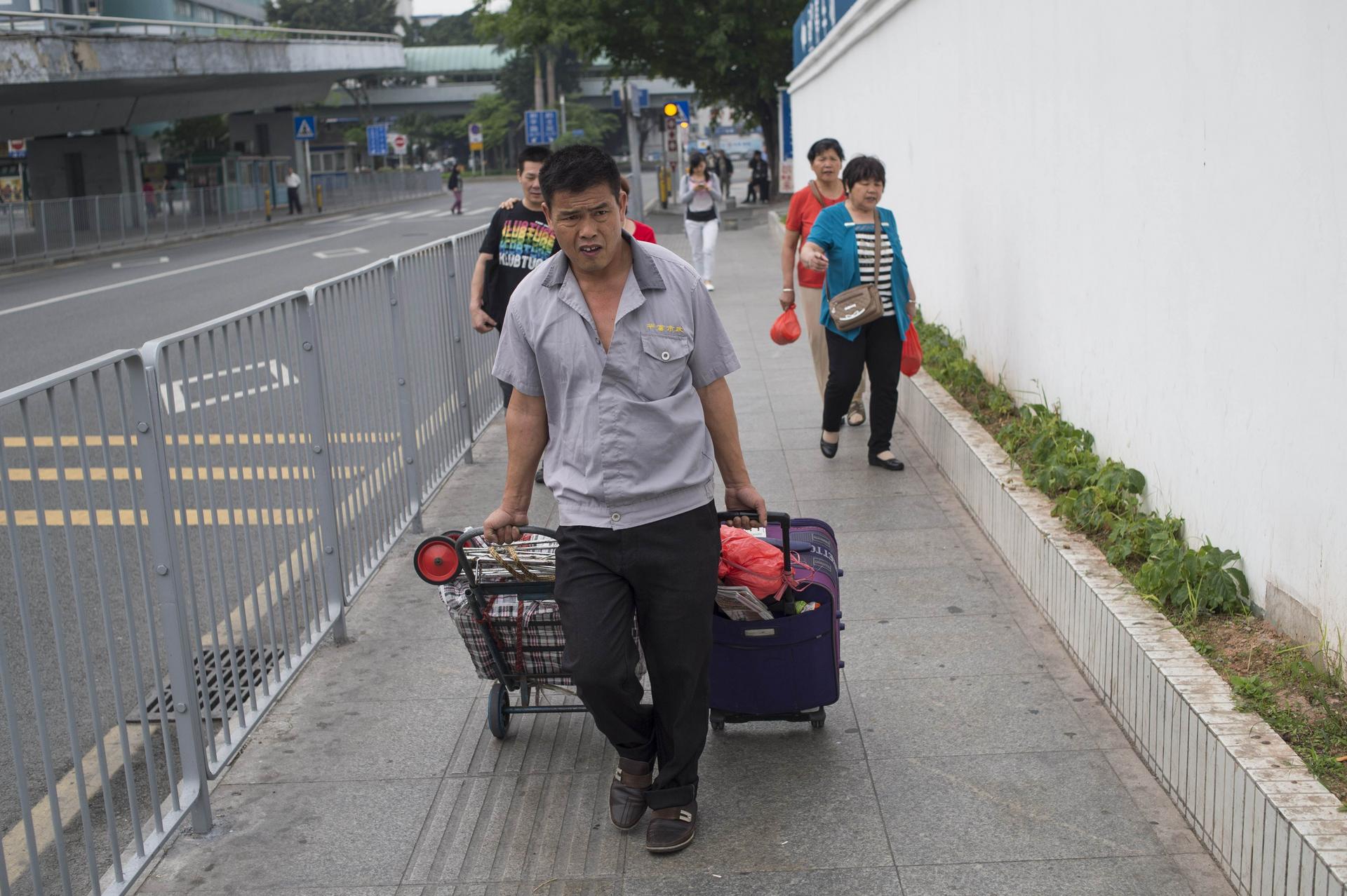 People in Shenzhen use the Lo Wu station connecting Hong Kong. Photo: AFP