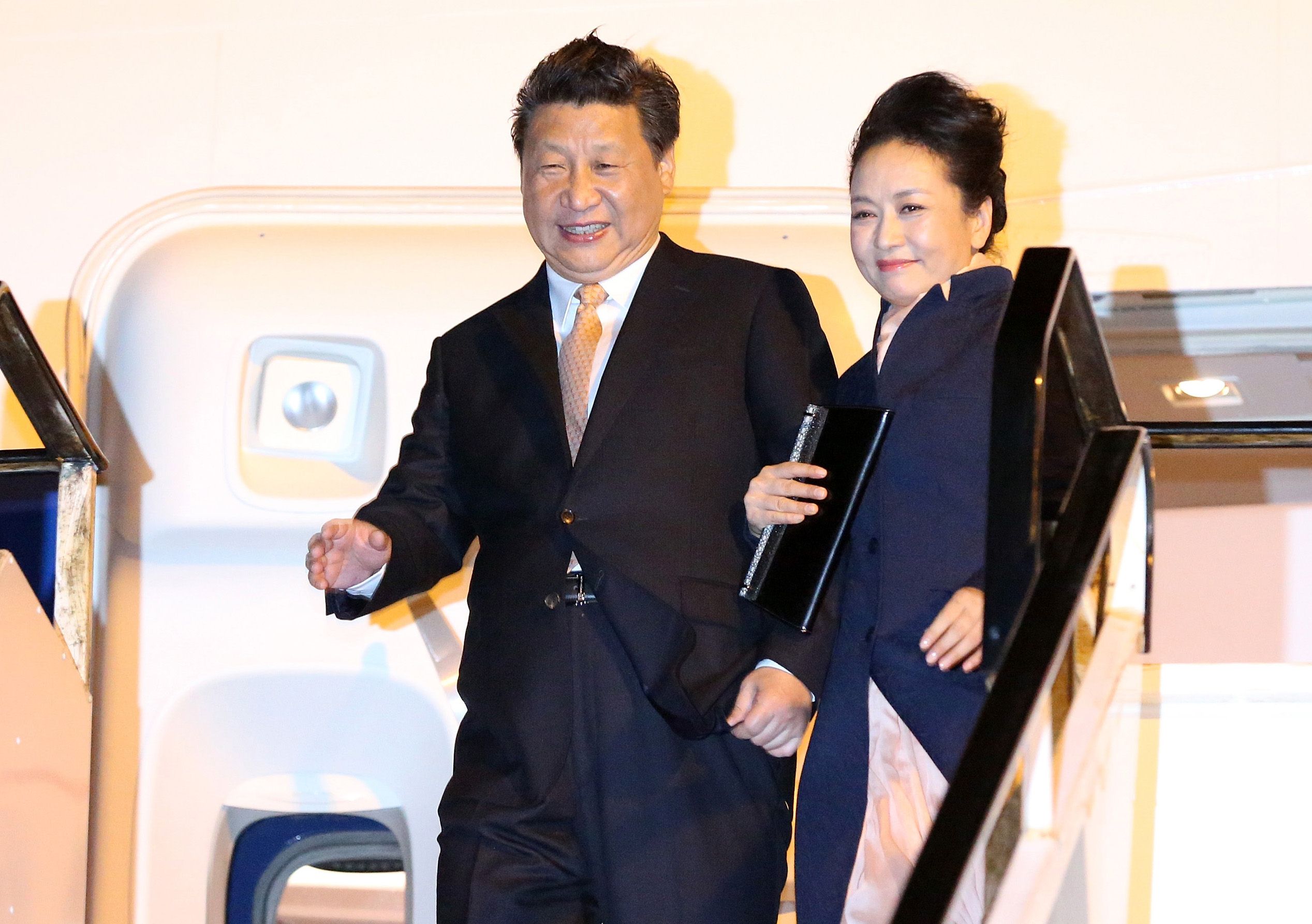 China's President Xi Jinping and his first lady Peng Liyuan are the picture of bliss as they arrive in Auckland on a trip to New Zealand last year. Photo: AFP