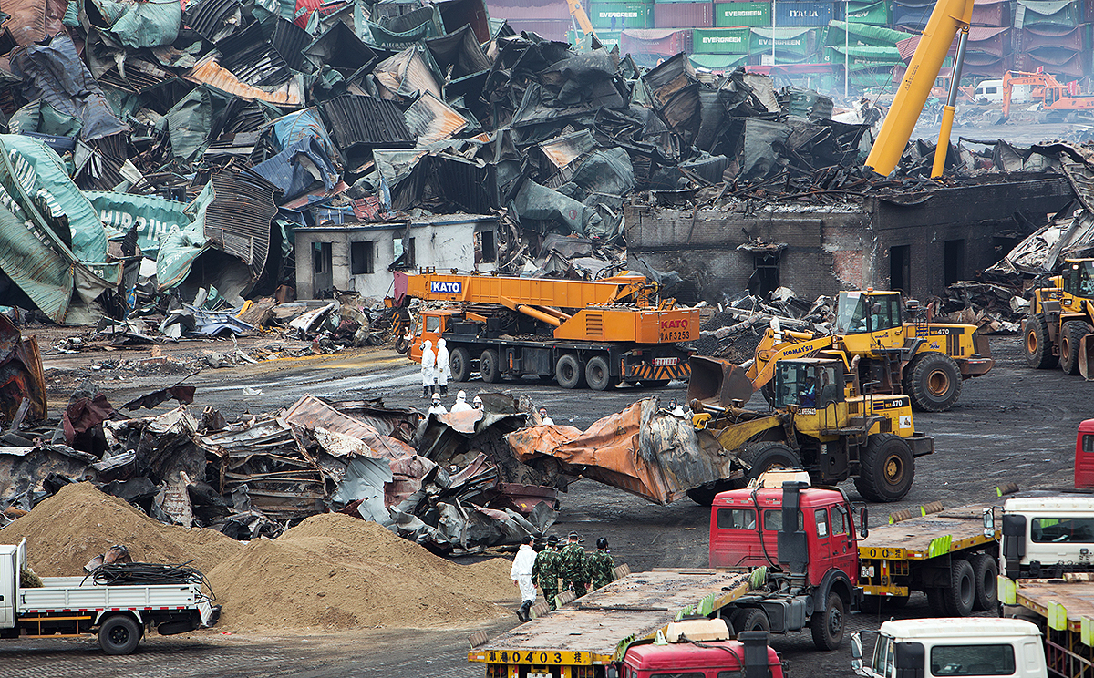 Workers continue to clean up the site of August 12's deadly chemical blasts in the port city of Tianjin, which has weighed on overseas shipments. Photo: Xinhua