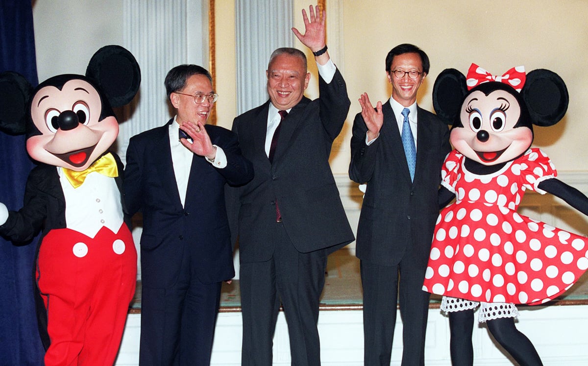 Donald Tsang Yam-kuen, Tung Chee-hwa and Antony Leung Kam-chung in the reception for Michael Eisner, chairman and chief executive of Walt Disney at the Government House.