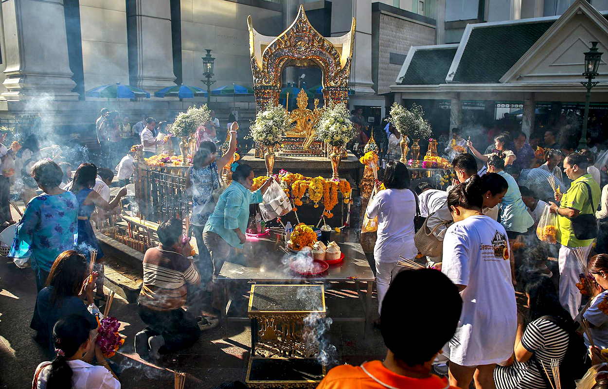 People pray at the site of the deadly bomb blast in Bangkok. Photo: Reuters