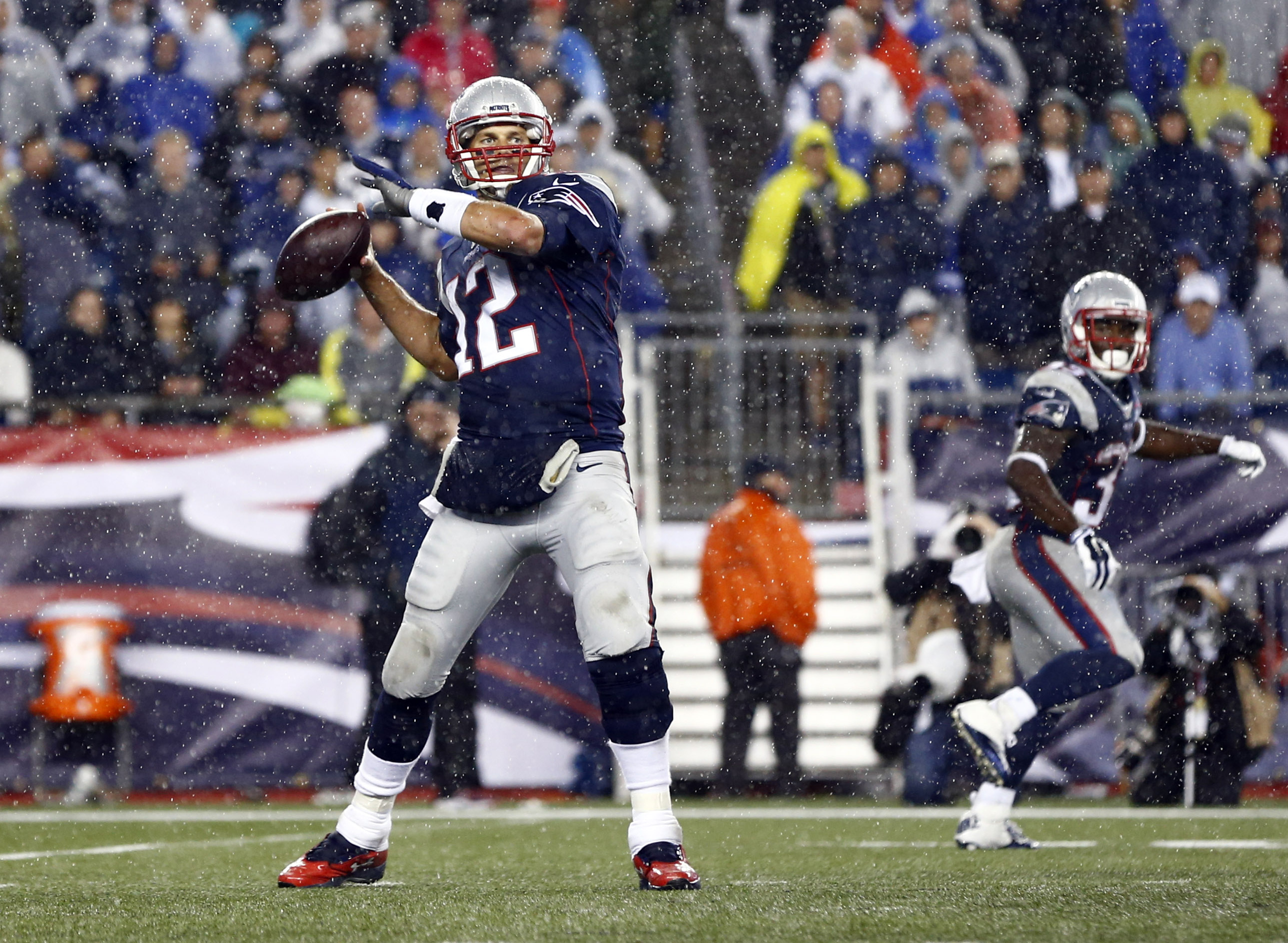 New England Patriots quarterback Tom Brady (12) throws the ball against the Pittsburgh Steelers during the second half at Gillette Stadium. Photo: USA Today Sports