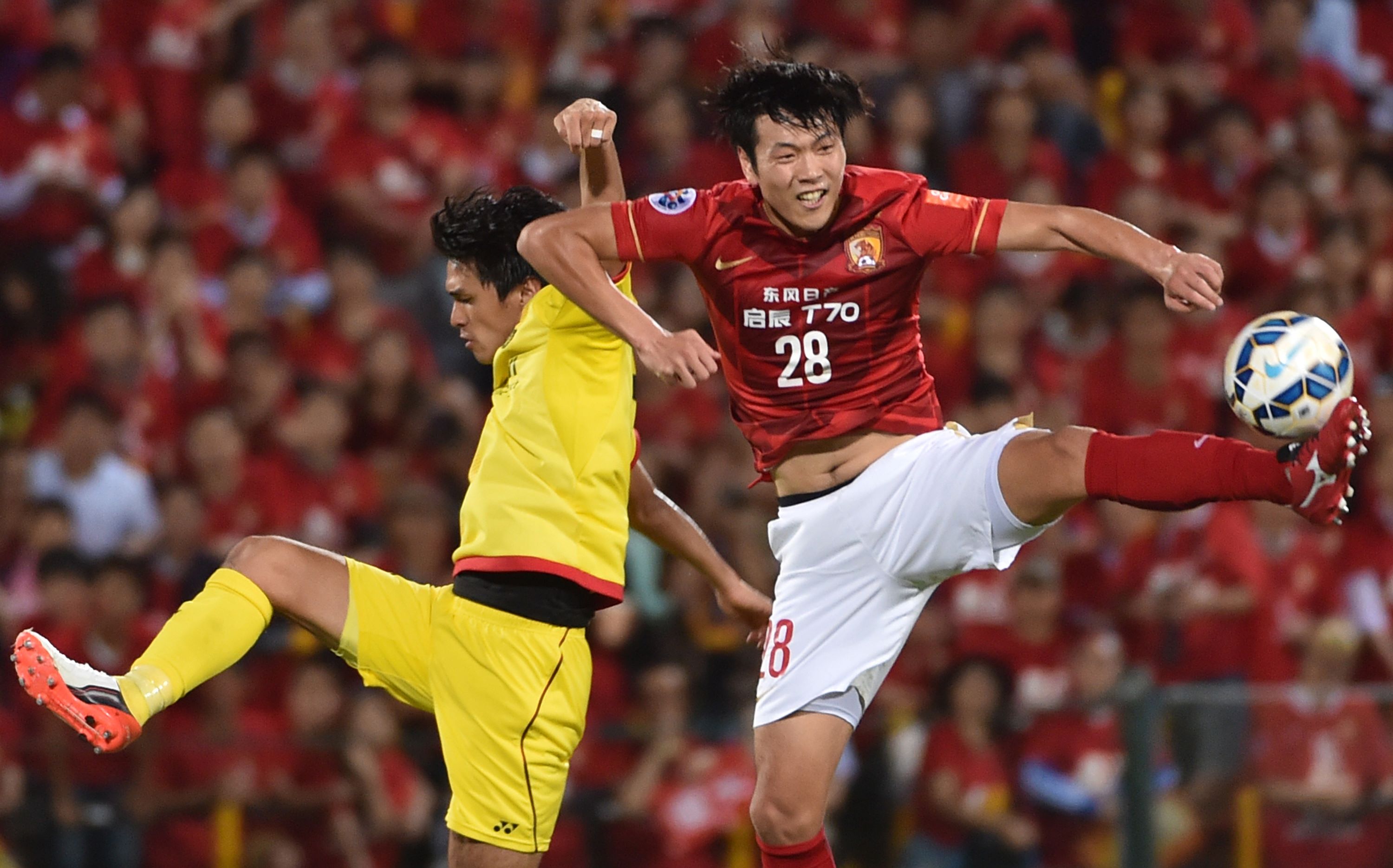 Guangzhou Evergrande defender Kim Young-gwon (right) and Kashiwa Reysol forward Masato Kudo fight for the ball in their first leg clash in Kashiwa last month. Photo: AFP