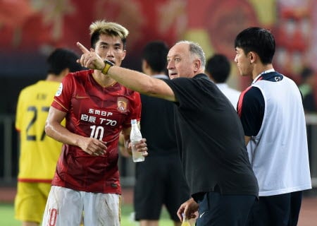 Guangzhou Evergrande coach Luiz Felipe Scolari gives instructions to Zheng Zhi during their AFC Champions League match. Photos: Xinhua