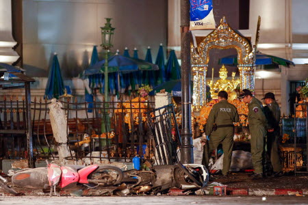 Police officers inspect the scene of an explosion at the Erawan Shrine, Thailand on August 17. Photo: AFP