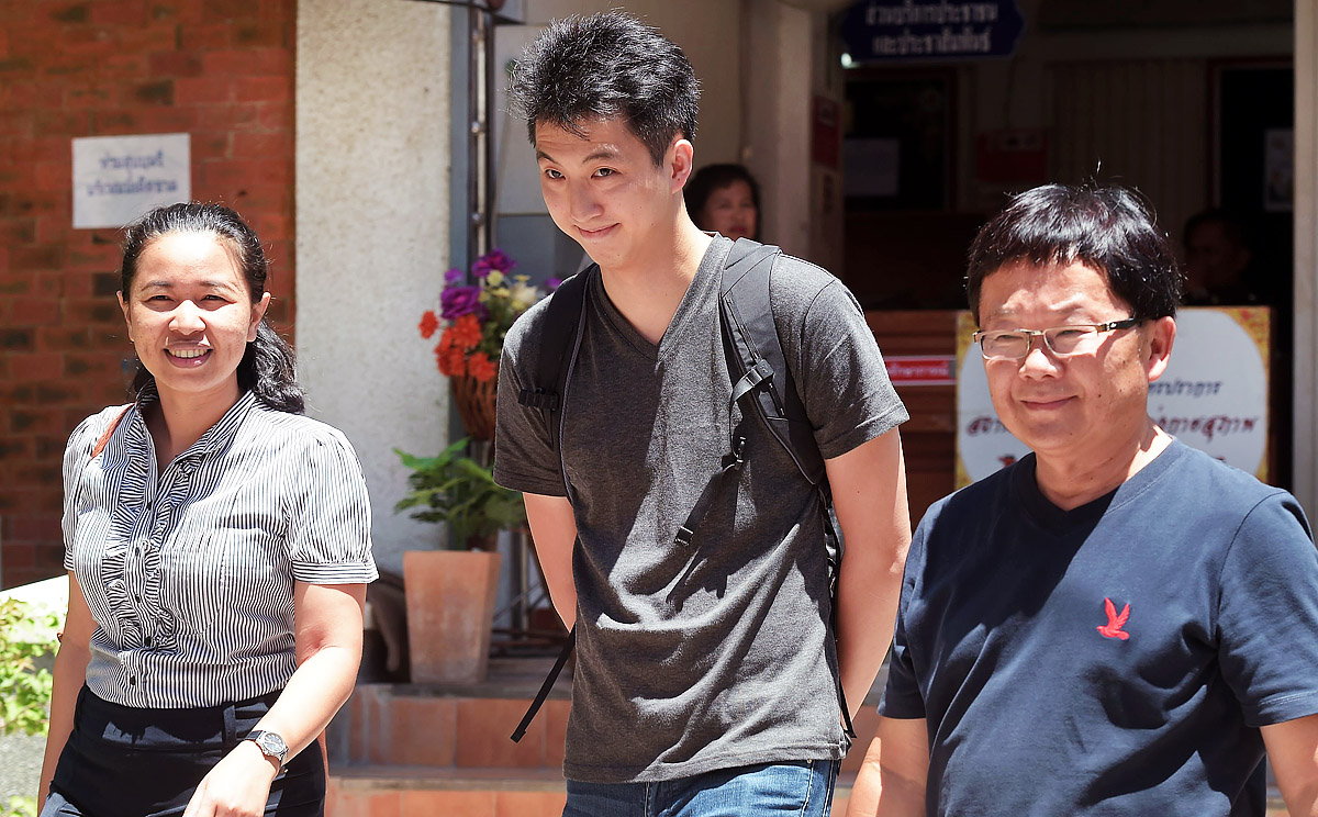 Hong Kong photojournalist Anthony Kwan Hok-chun walks with lawyers as they arrive at an earlier court hearing in Thailand. Photo: AFP