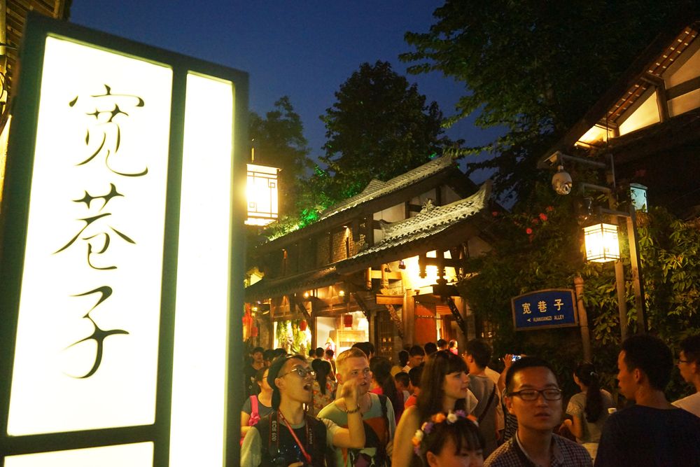 Kuan Zhai Xiangzi is a top tourist destination in Chengdu, lined with eateries and tea houses. Photos: ImagineChina