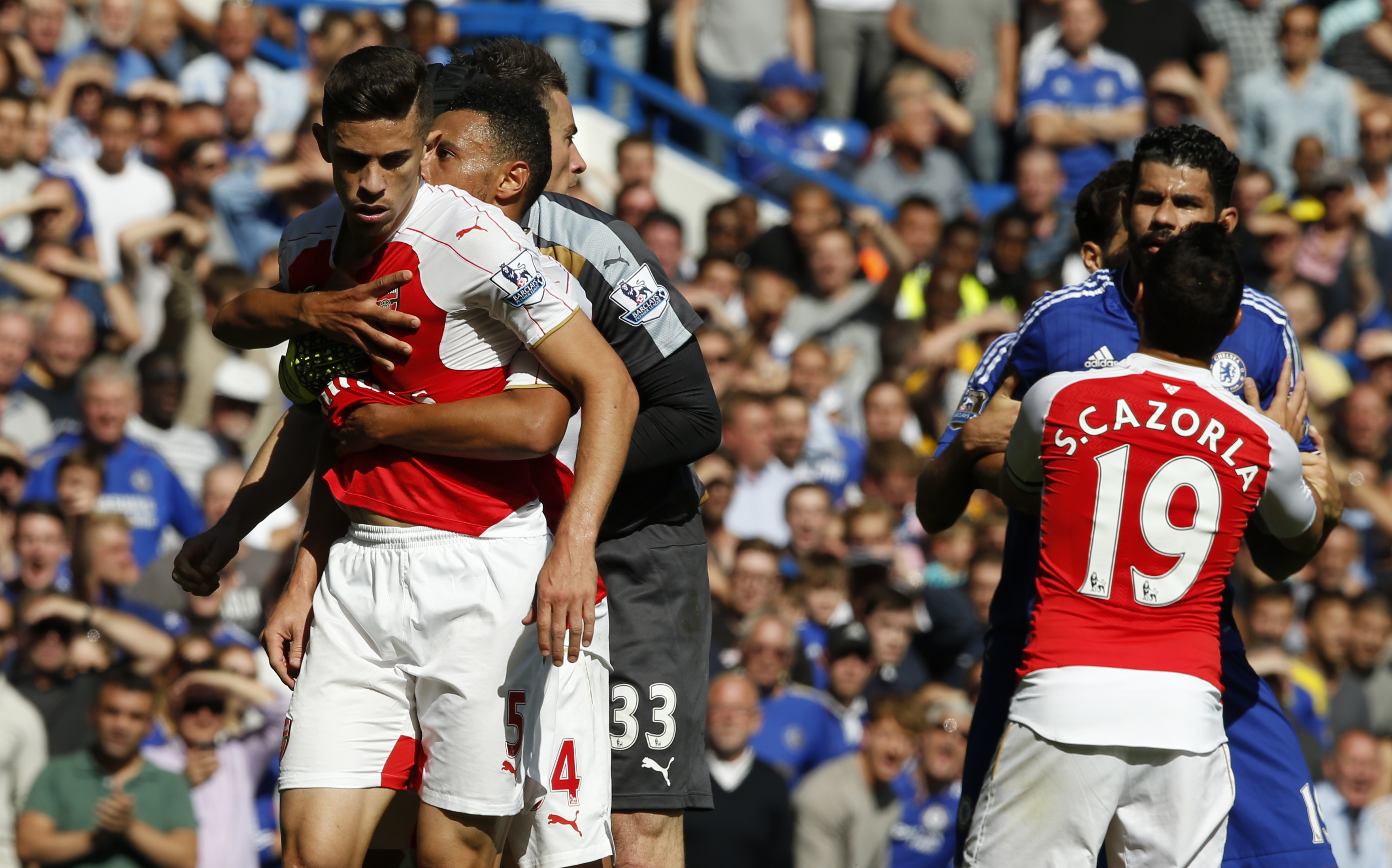 Diego Costa and Gabriel are separated by teammates. Photo: AP